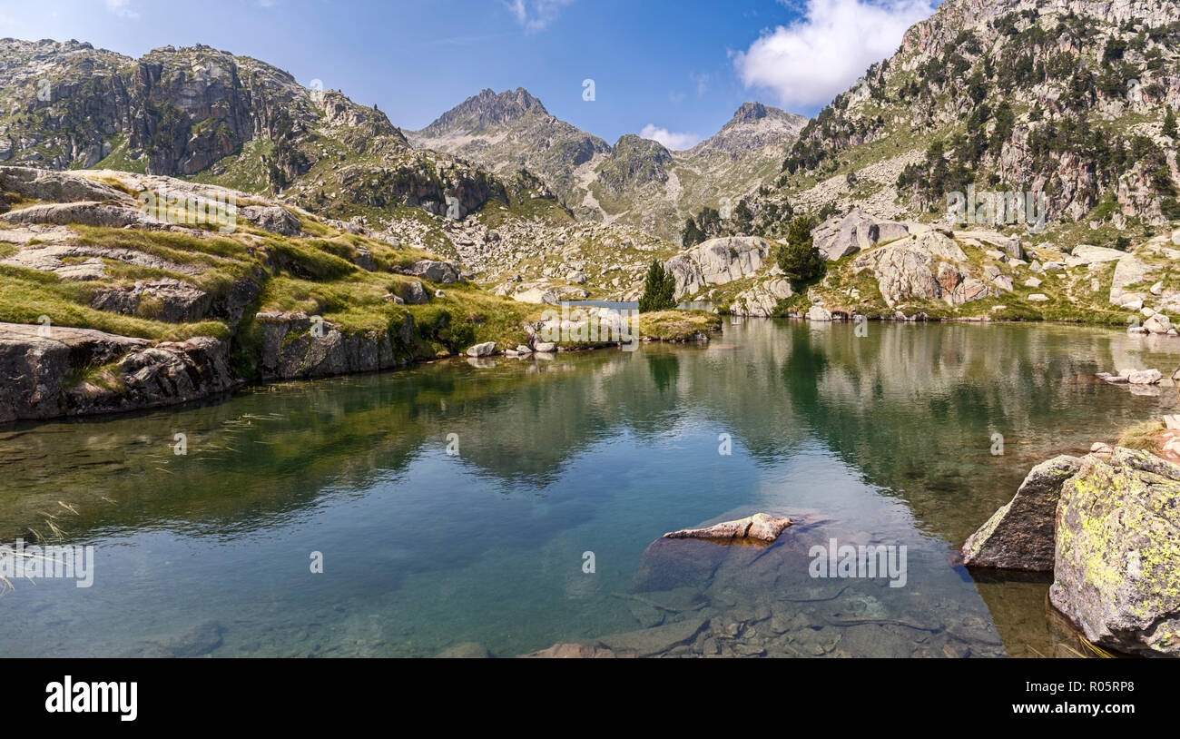 Il bel lago di Aiguestortes Parco Nazionale, Pirenei catalani Foto Stock