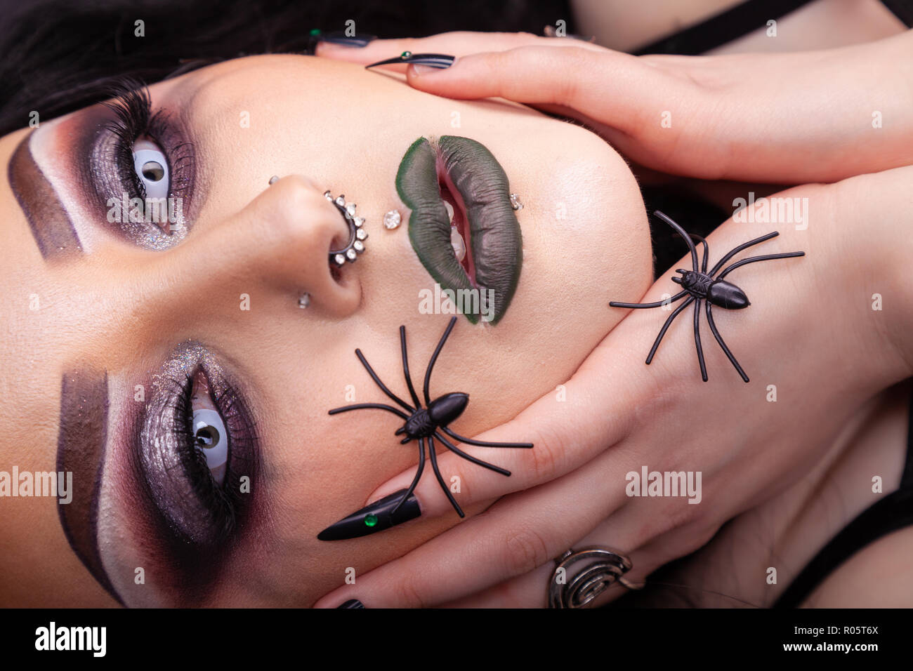 Primo piano di un palazzo gotico cercando volto di donna con finti ragni di  plastica Foto stock - Alamy