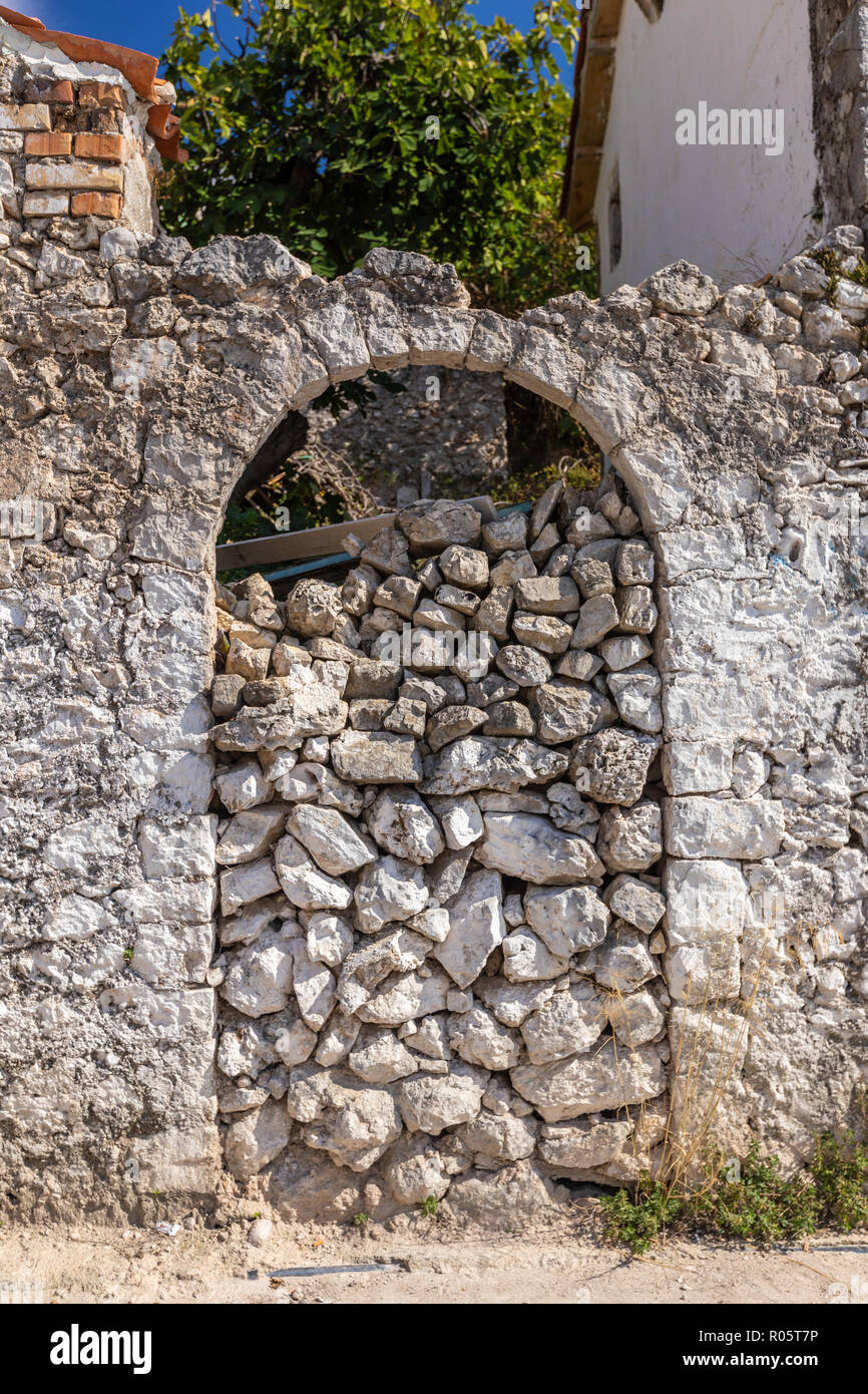 Cancelli di pietra nella città vecchia di Kruja, Albania Foto Stock