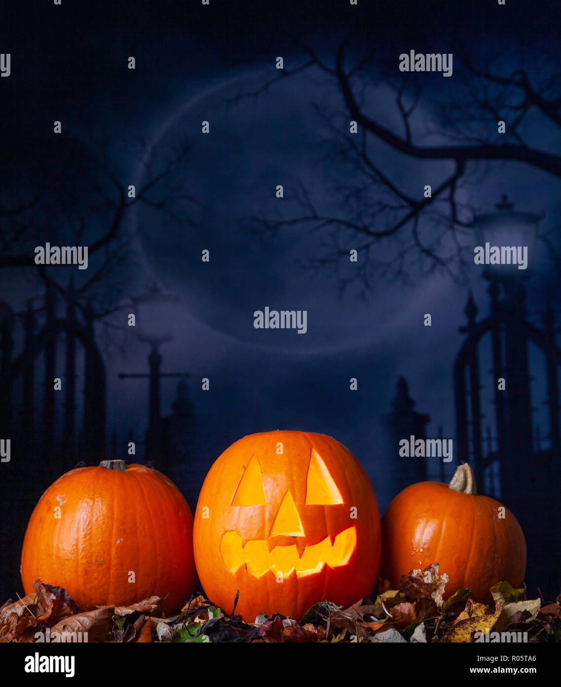 Illuminata la zucca intagliata per Halloween. Foto Stock