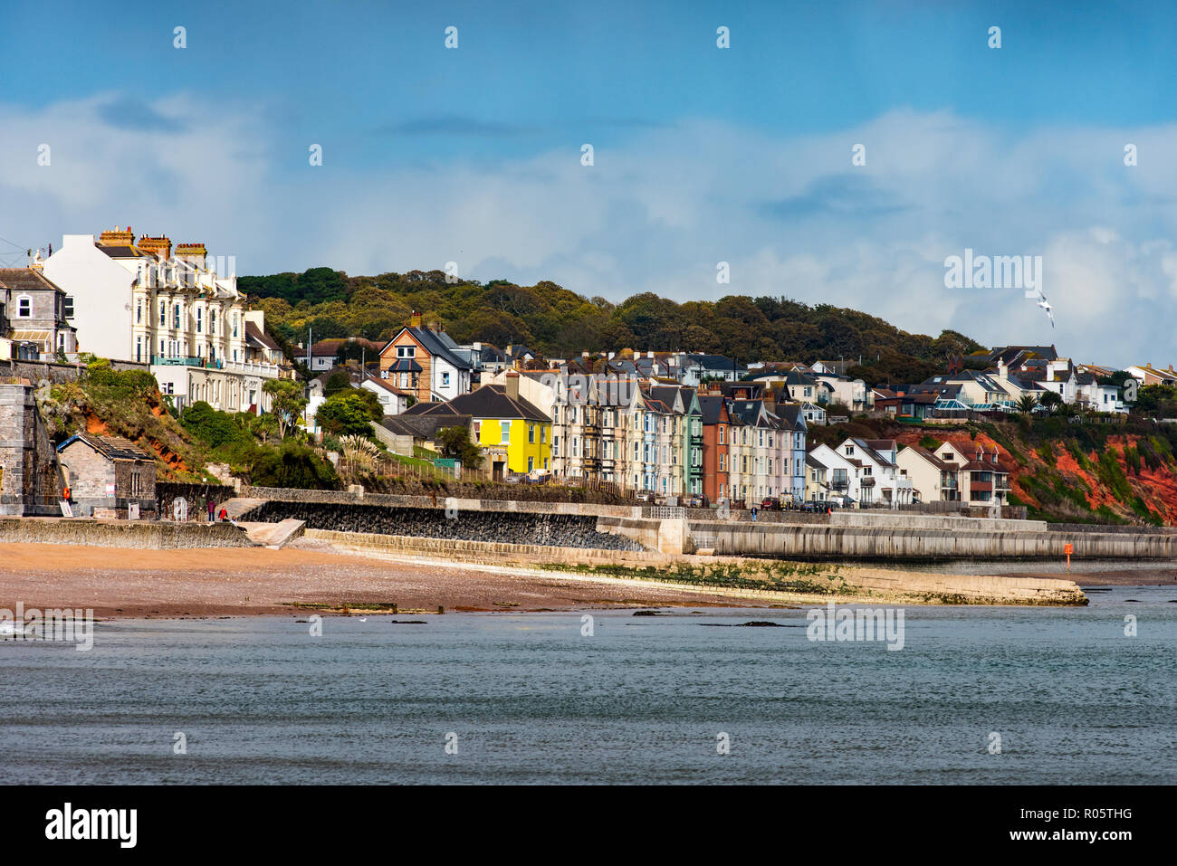 DAWLISH, Devon, Regno Unito - 26Oct2018: Multi colorate case in stile vittoriano sul lungomare a Dawlish. Foto Stock