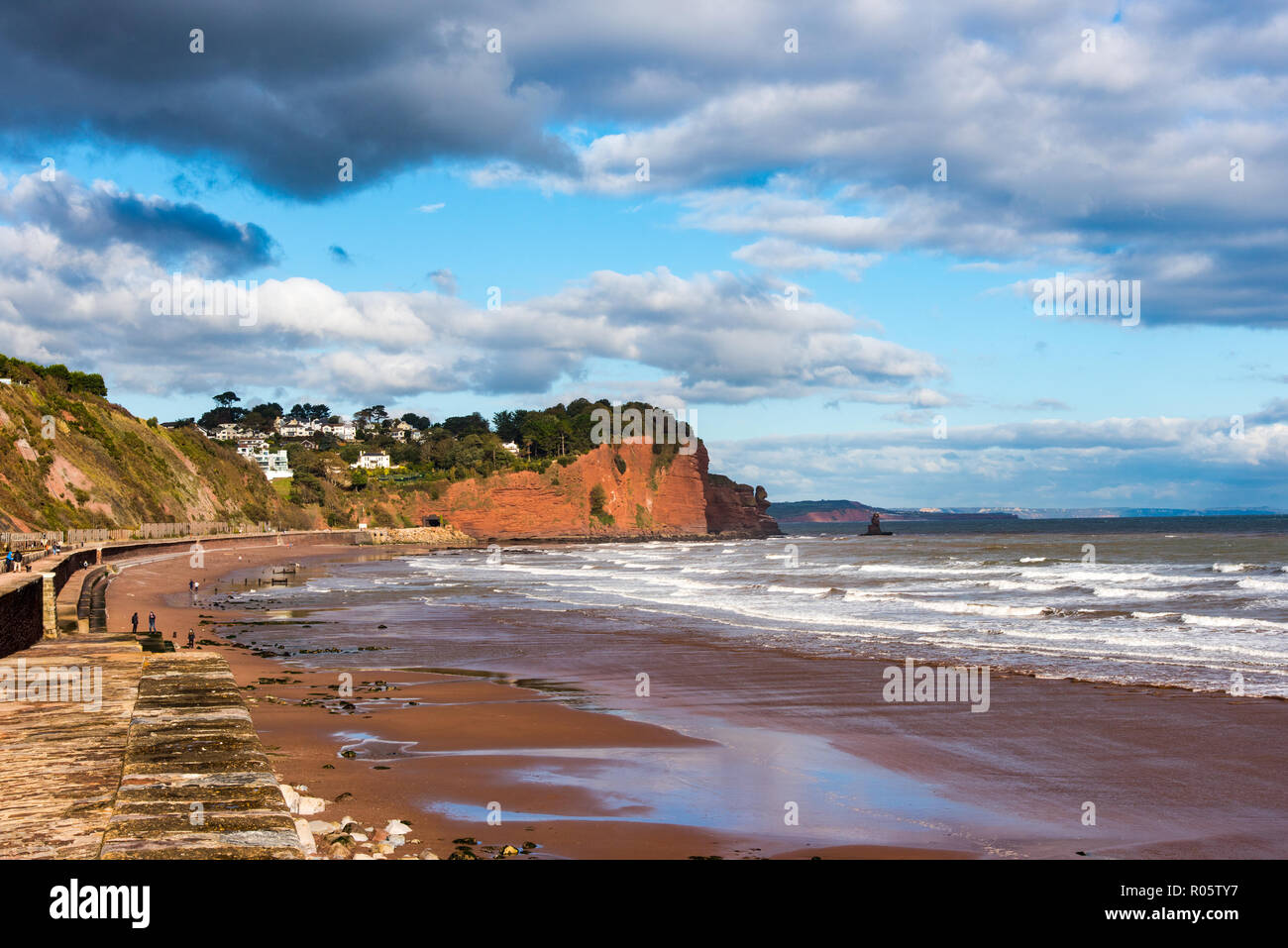 TEIGNMOUTH, Devon, Regno Unito, 28Oct2018: foro di testa e la principale linea ferroviaria vicino Holcombe. Foto Stock