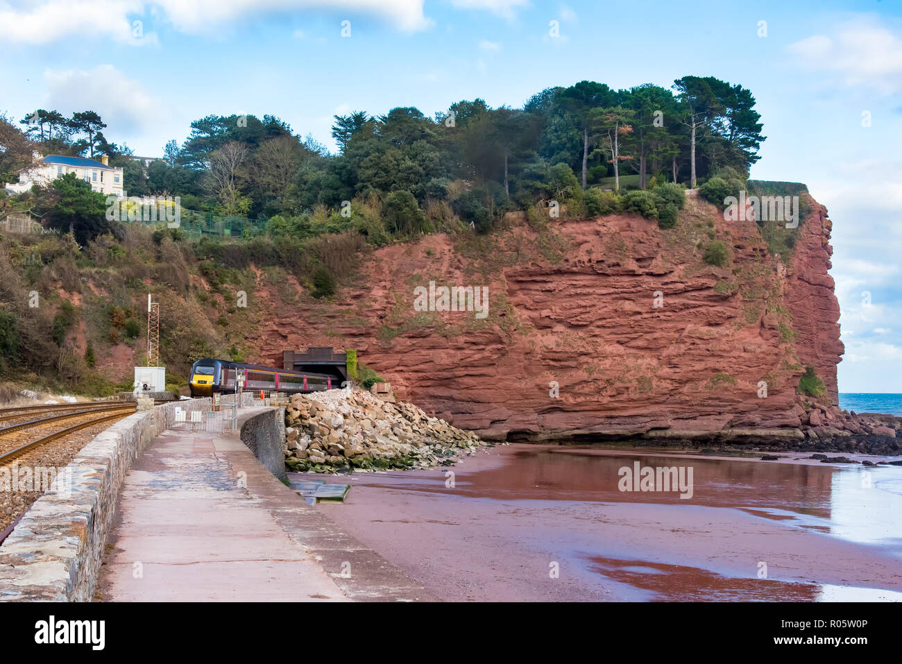 TEIGNMOUTH, Devon, Regno Unito, 28Oct2018: Arriva il Cross Country Classe 43 Treno ad alta velocità in uscita dal tunnel di Parson vicino Holcombe. Foto Stock