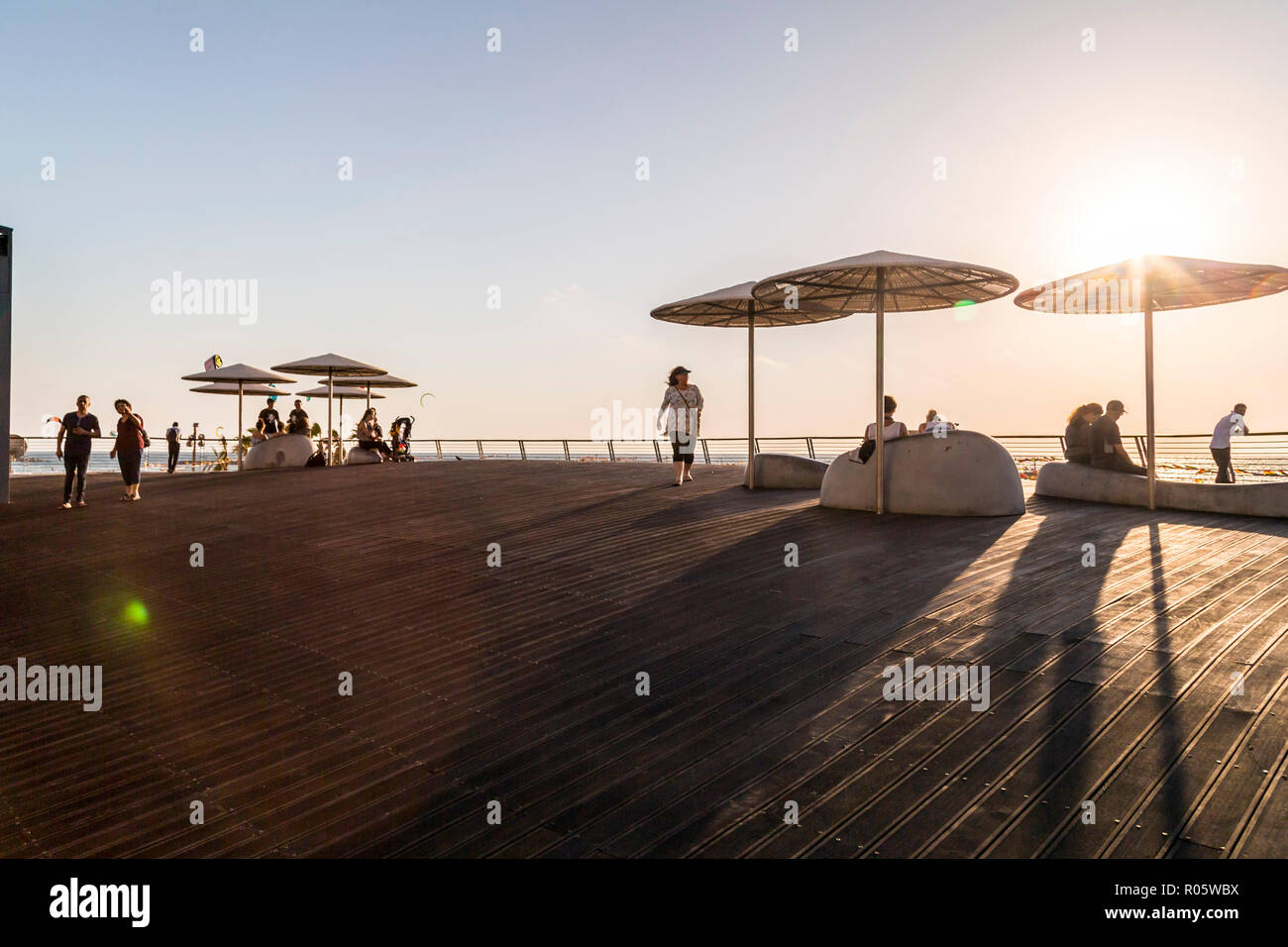 Tel Aviv-Yafo, Israele - 6 Giugno 2018: vista dalla passeggiata lungomare di Tel Aviv con edifici dell'hotel, residence e persone camminare e swimmin Foto Stock