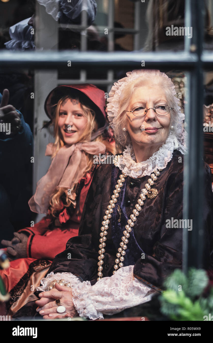 Deventer, Paesi Bassi, dicembre 21, 2014: Queen Victoria dietro la finestra alla Dickens festival in Deventer Foto Stock