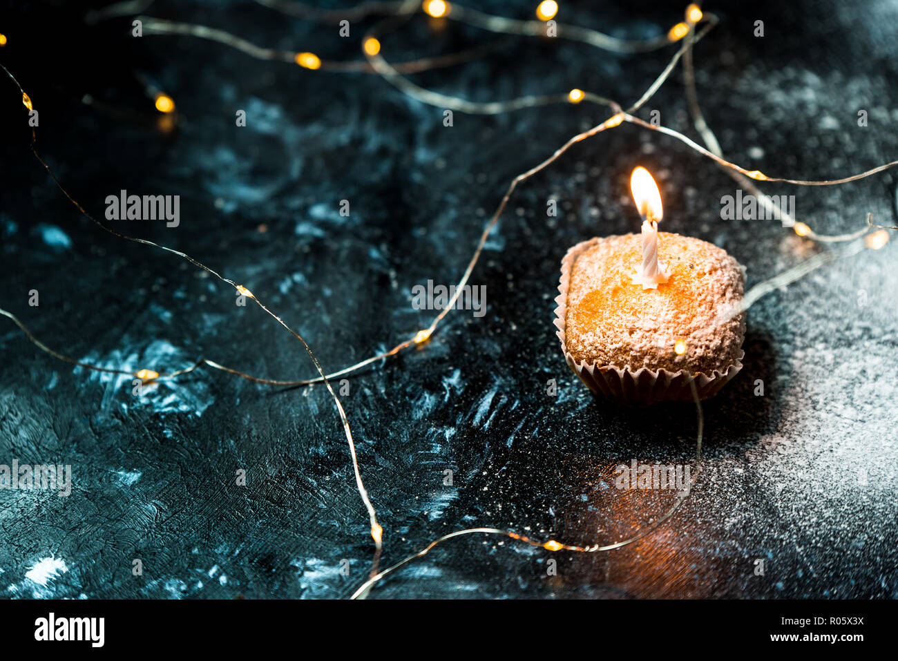 Tortina con candela e su sfondo inverno Foto Stock