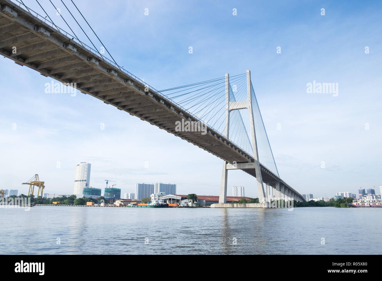 Vista della Città di Ho Chi Minh porto dal fiume Foto Stock