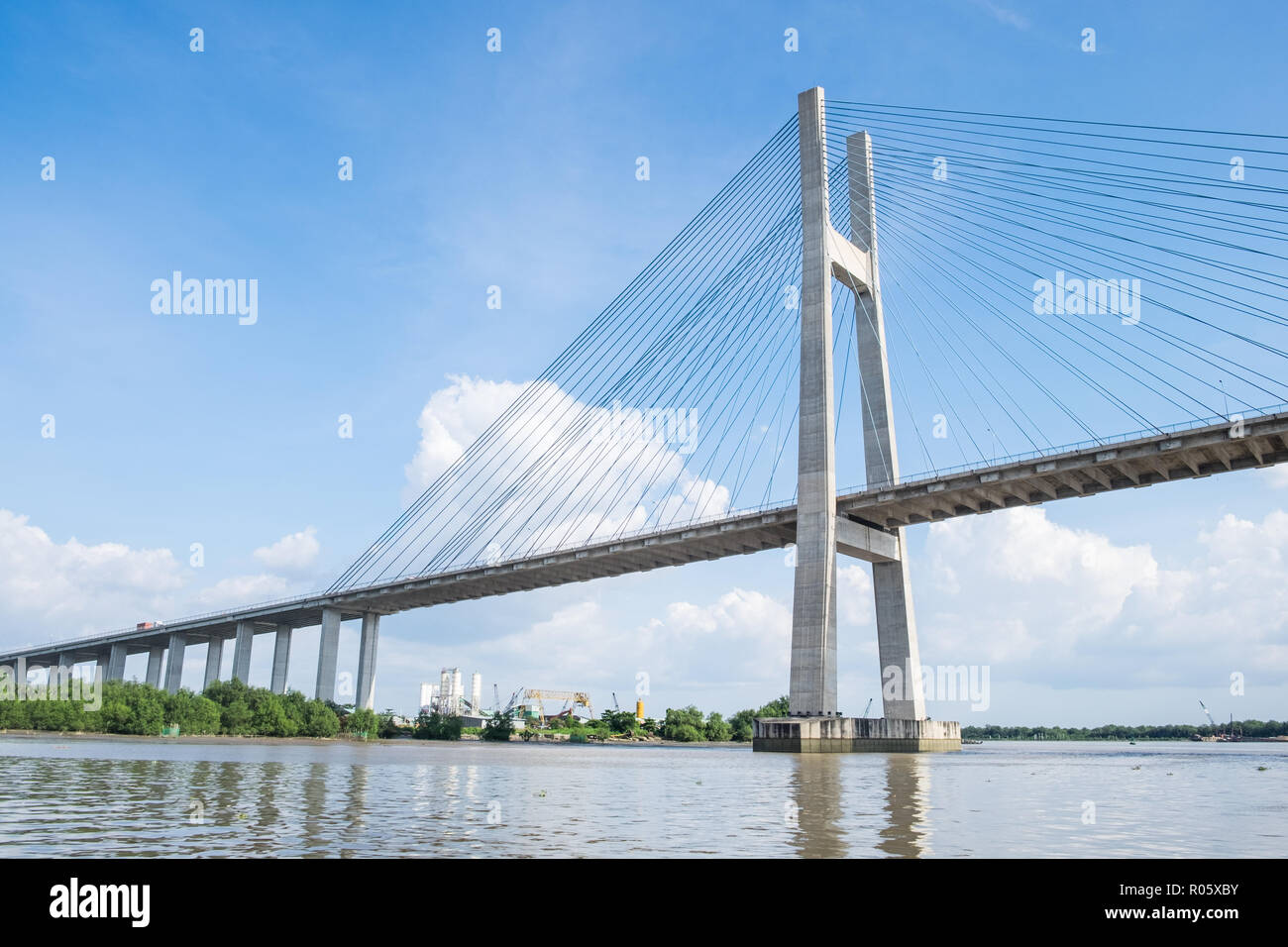 Vista della Città di Ho Chi Minh porto dal fiume Foto Stock