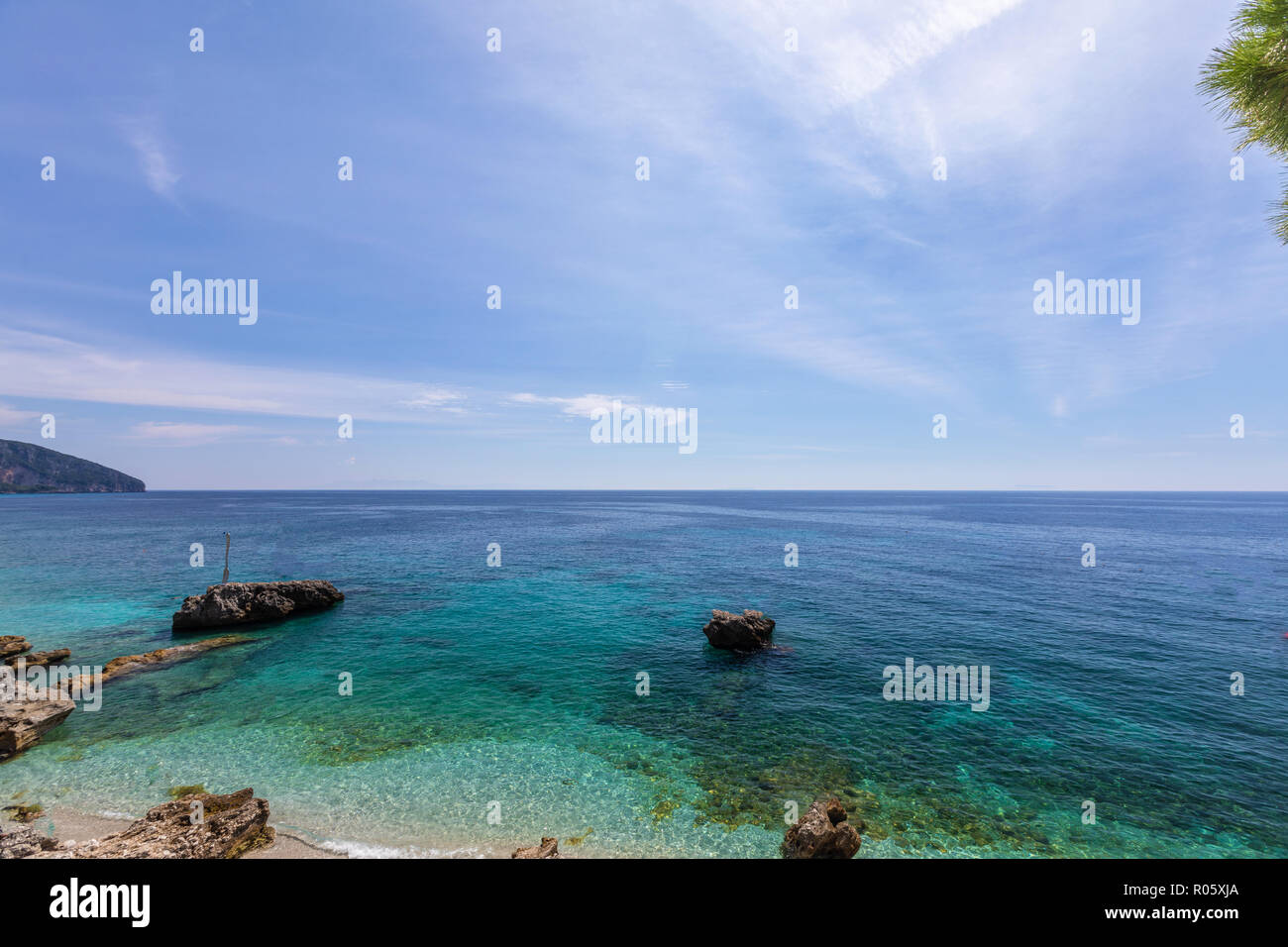 Spiaggia Di Sabbia Bianca Con Rocce Del Turchese Mare Chiaro