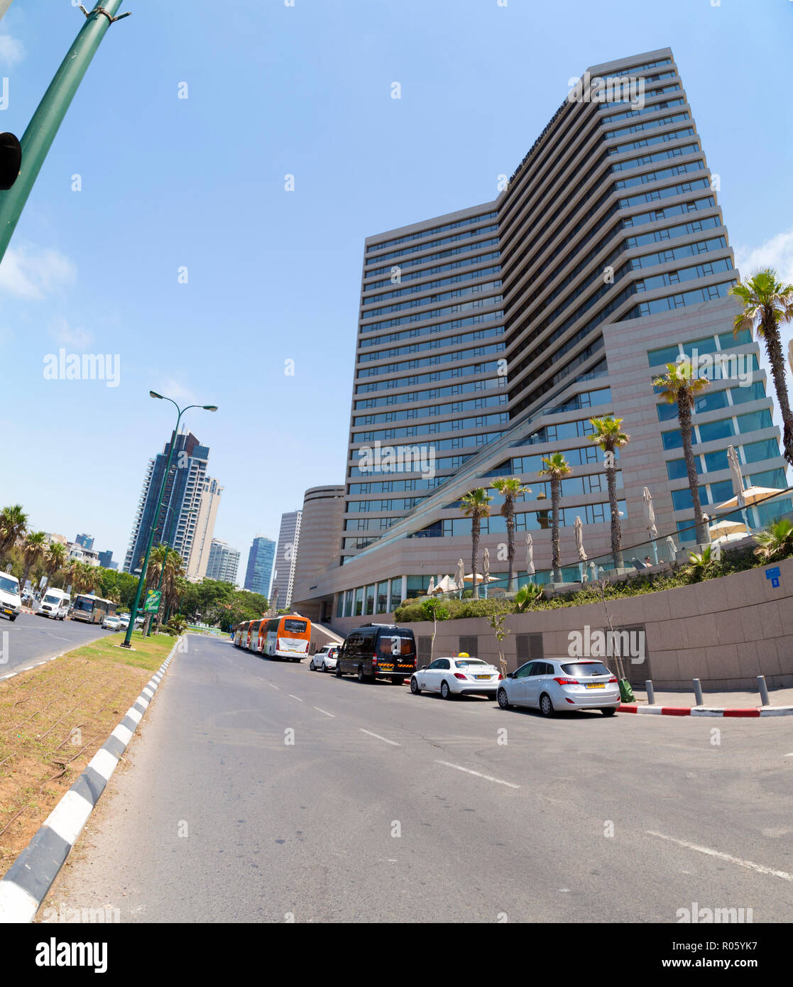 Tel Aviv-Yafo, Israele - 6 Giugno 2018: Yehezkel Kaufmann Avenue e Yosef Levi Street lungo la Tel Aviv beach, Israele Foto Stock