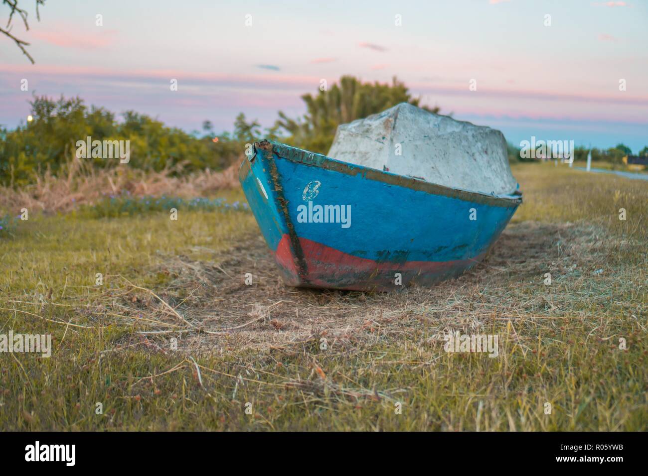 Due barche di legno abbandonati in mezzo alla natura Foto Stock