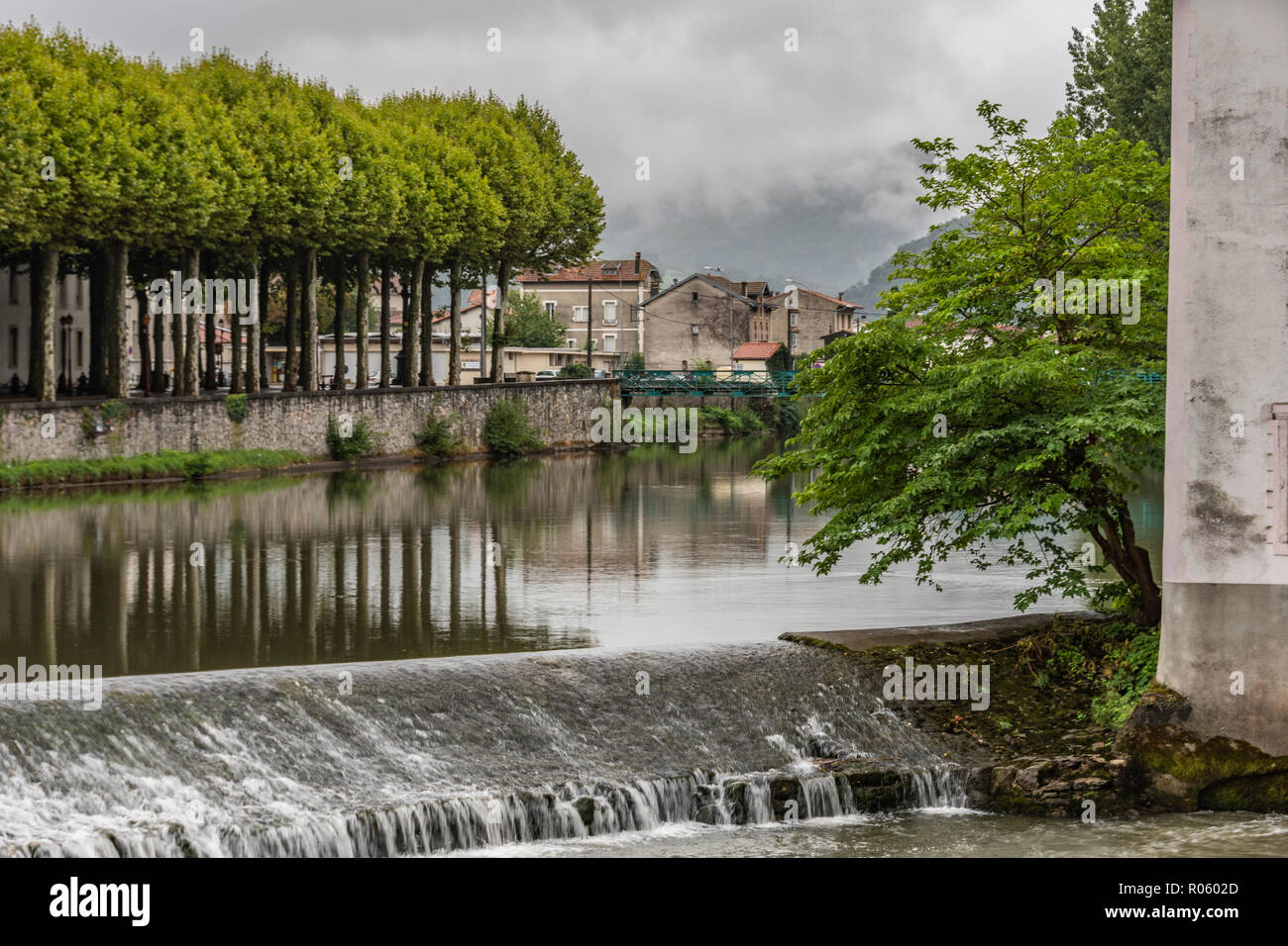 Diga sul fiume Salat nel villaggio di Saint Girons e sullo sfondo si possono vedere i Pirenei. Francia Foto Stock