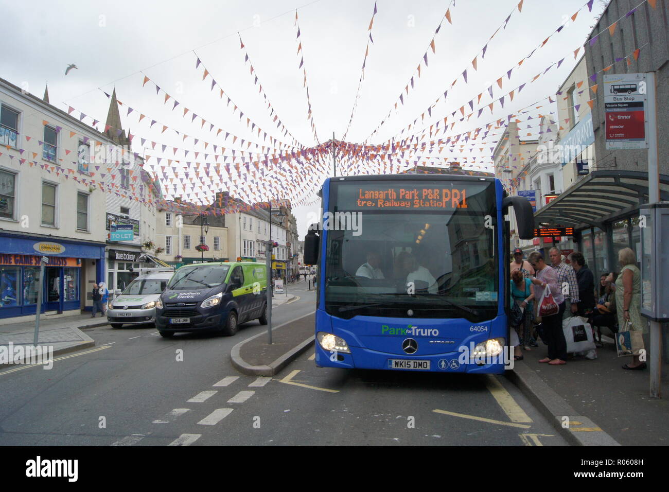 Cornish città mercato autobus Foto Stock