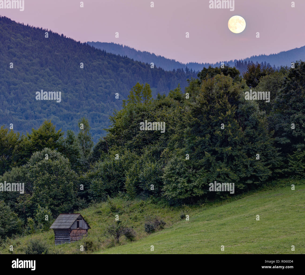 Crepuscolo paesaggio slovacco nel villaggio di Vlkolinec prima che la Luna Rossa eclipse all Marte visibile, in estate 2018 Foto Stock