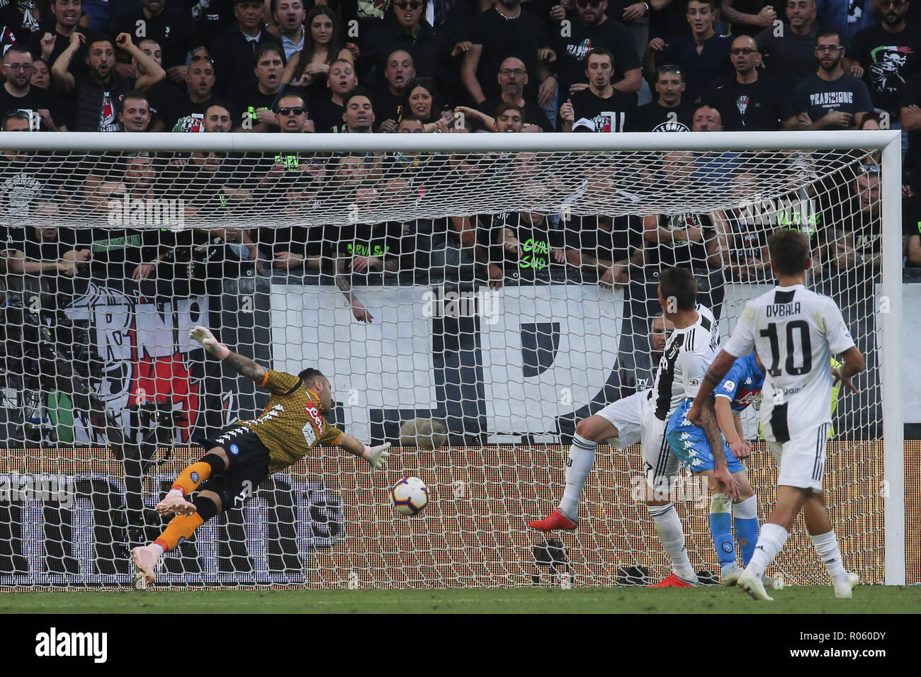 Campionato Italiano di una partita di calcio tra Juventus e Napoli a Allianz Stadium di Torino, Italia; la Juventus ha vinto 3-1. Dotato di: Mario Mandzukic Dove: Torino, Piemonte, Italia Quando: 29 set 2018 Credit: IPA/WENN.com * * disponibile solo per la pubblicazione in UK, USA, Germania, Austria, Svizzera** Foto Stock