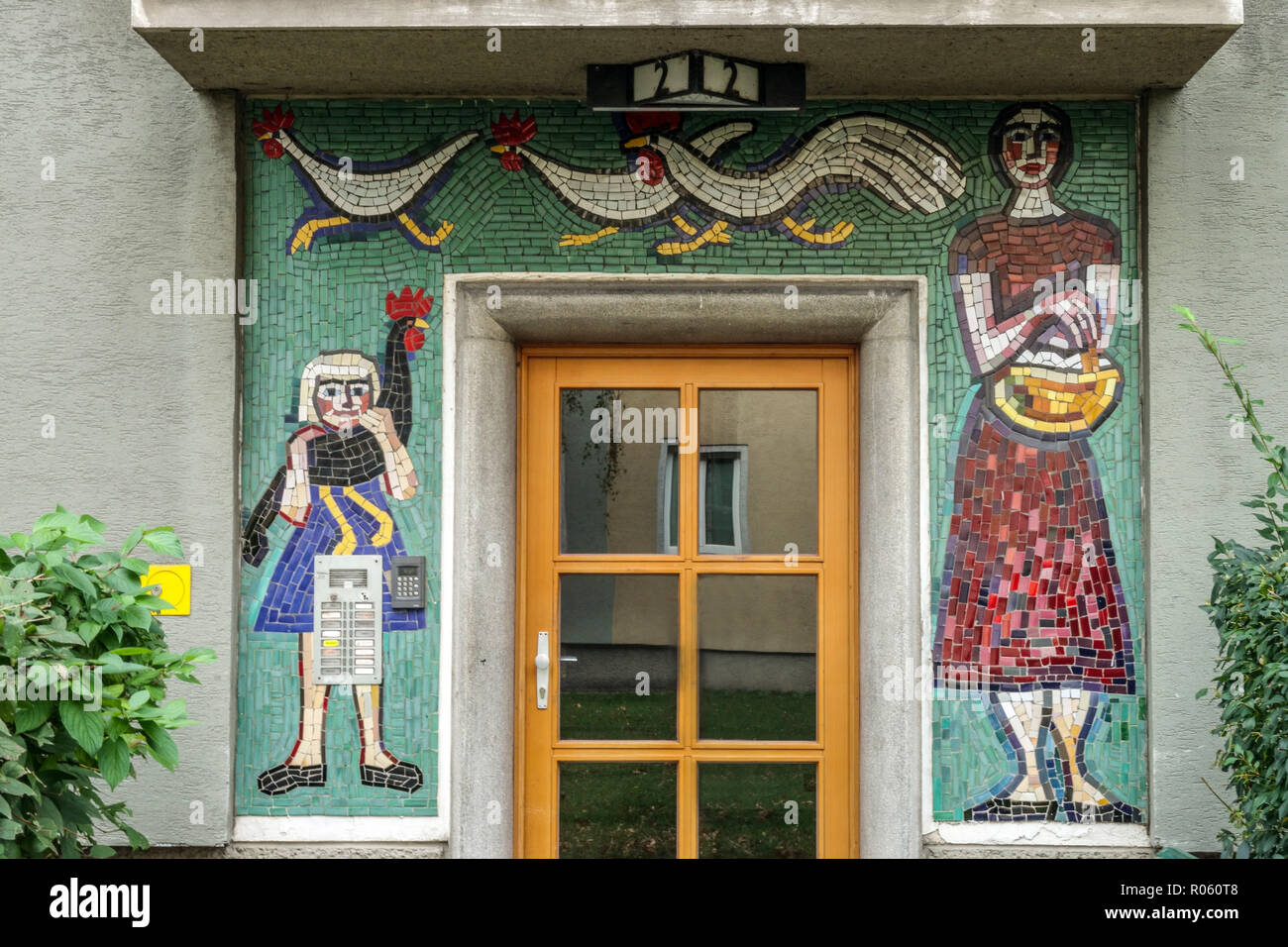 Vienna mosaico donna e ragazza su una casa costruita dalla fine degli anni cinquanta, Austria Vienna Heiligenstadt Foto Stock