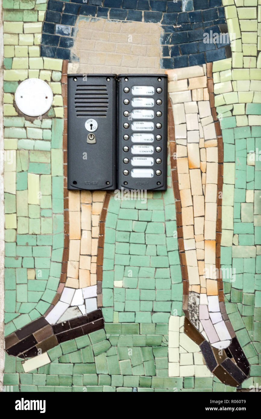 Vienna mosaico donna gambe su una casa costruita dalla fine degli anni cinquanta, Austria, campane distrutto mosaico Foto Stock
