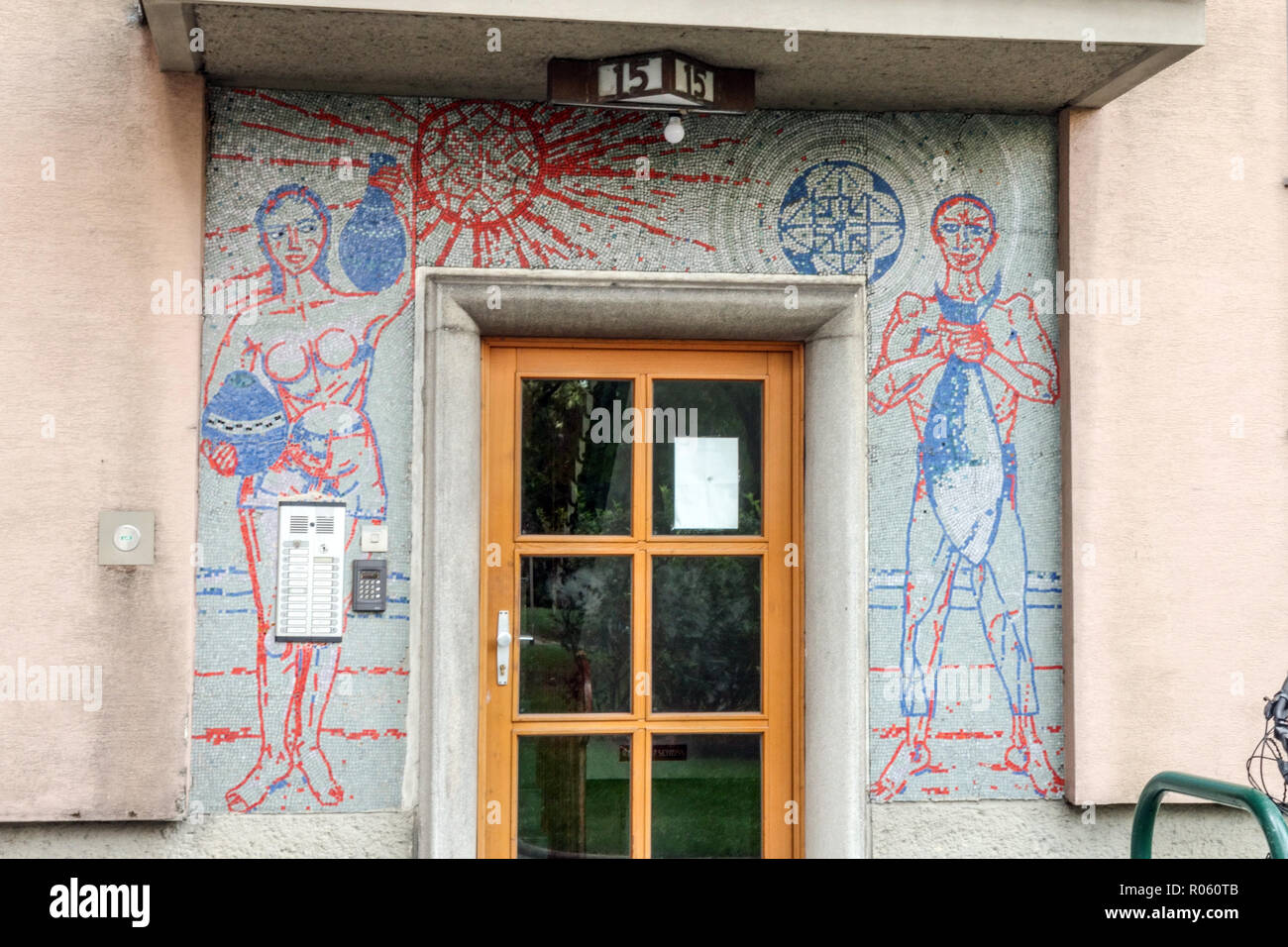 Vienna mosaico su una casa costruita dalla fine degli anni cinquanta, Austria Foto Stock