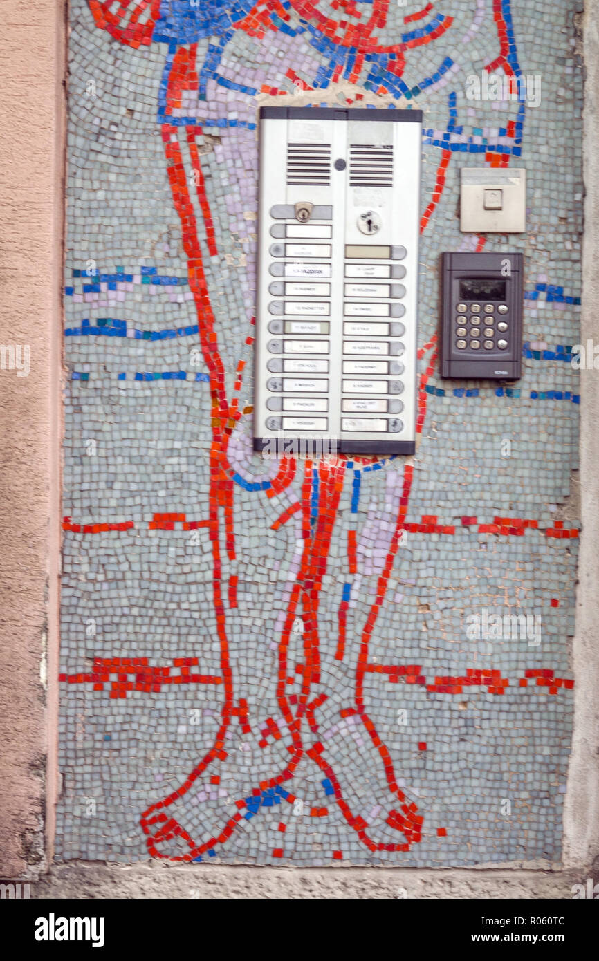 Mosaico viennese su una casa costruita alla fine degli anni cinquanta, Austria, mosaico distrutto Vienna Heiligenstadt Foto Stock