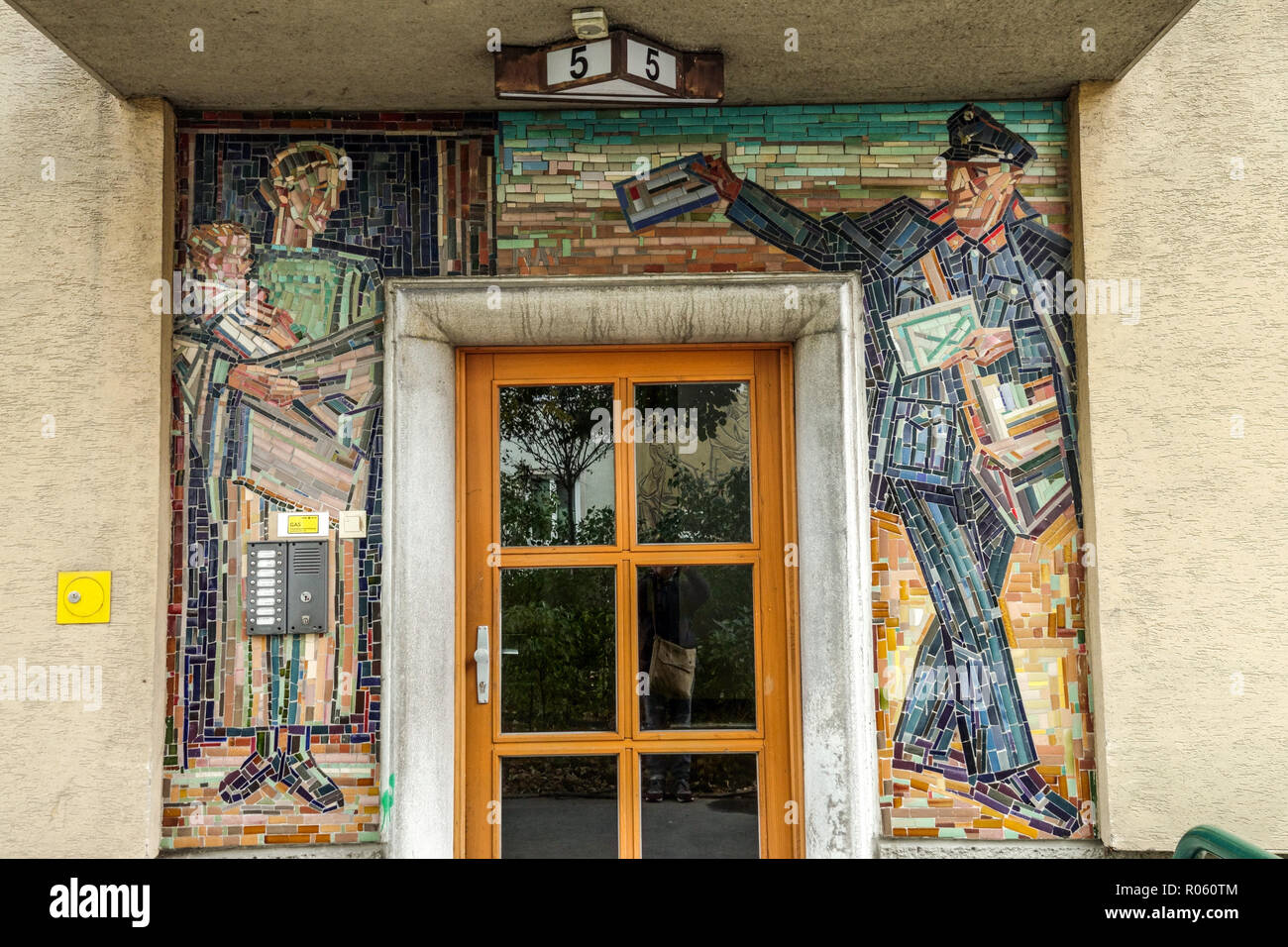 Mosaico viennese su una casa costruita alla fine degli anni Cinquanta, Austria Vienna Heiligenstadt Foto Stock