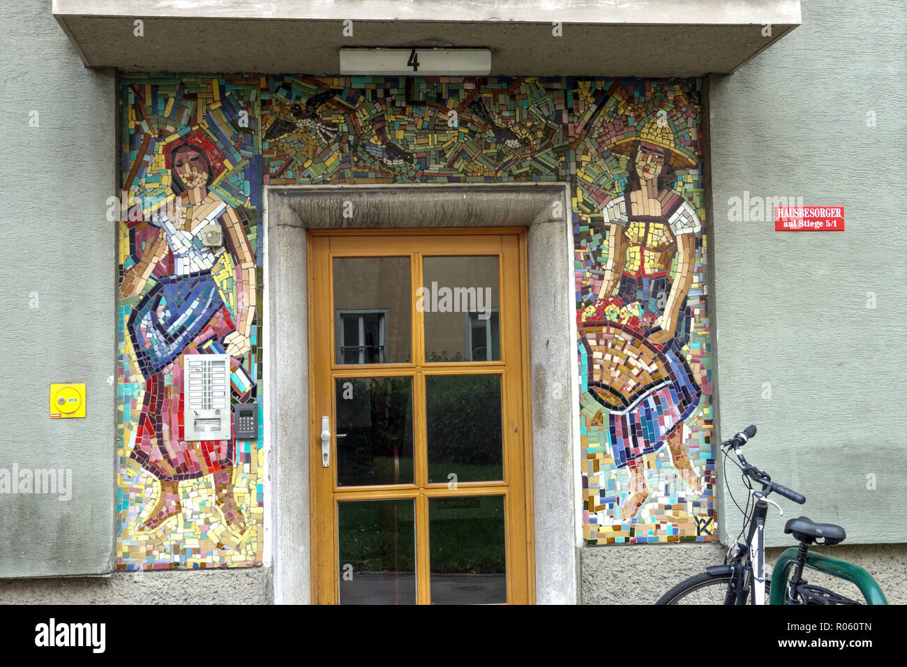 Vienna mosaico su una casa costruita dalla fine degli anni cinquanta, Austria Foto Stock