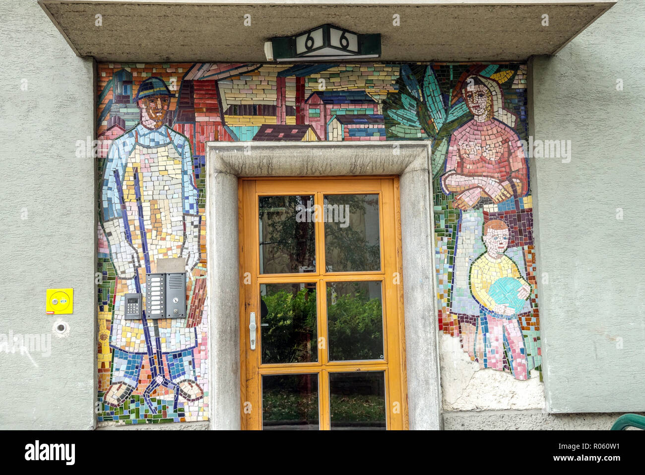 Vienna mosaico su una casa costruita dalla fine degli anni cinquanta, Austria Foto Stock