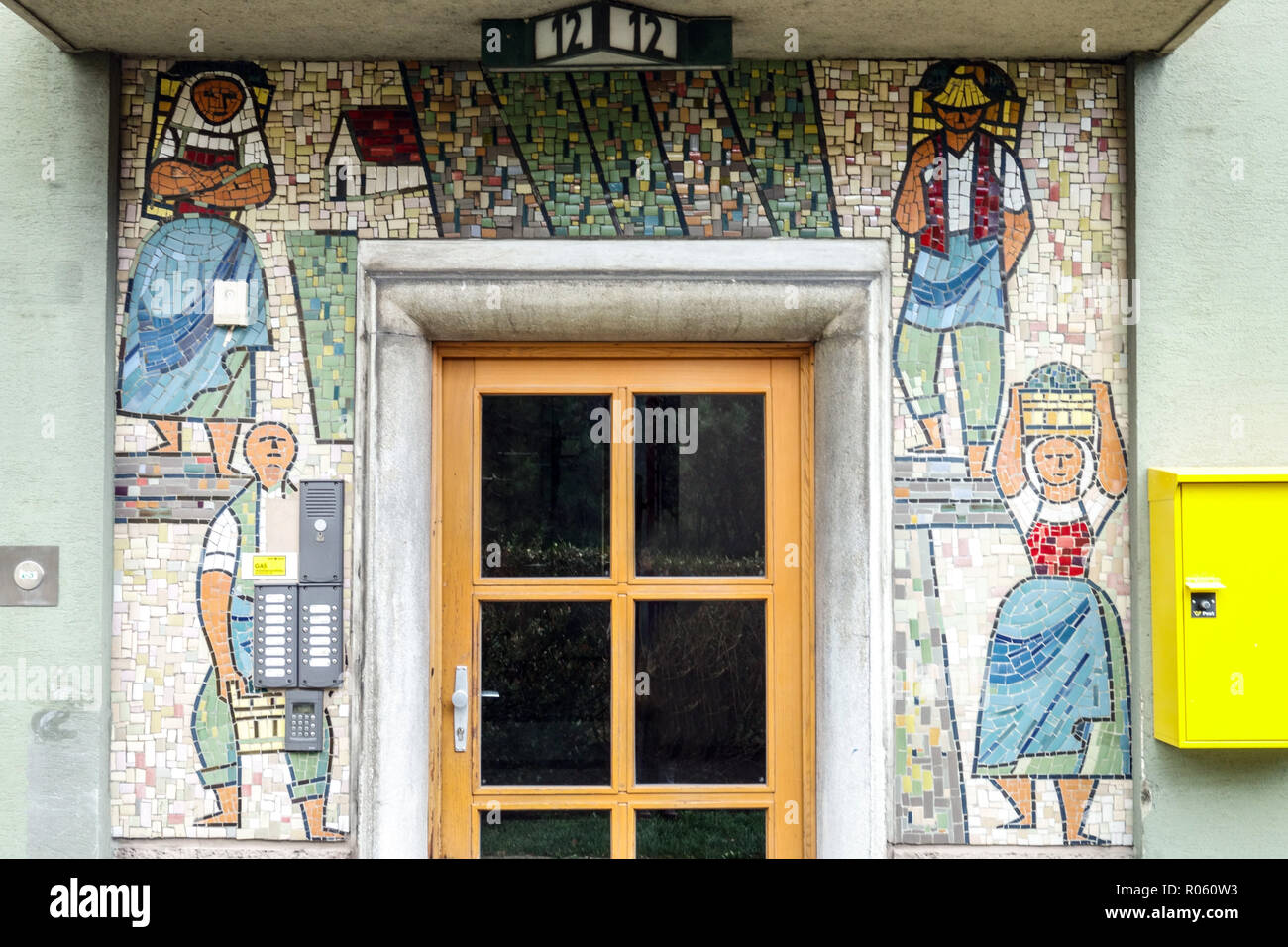 Vienna mosaico su una casa costruita dalla fine degli anni cinquanta, Austria Foto Stock