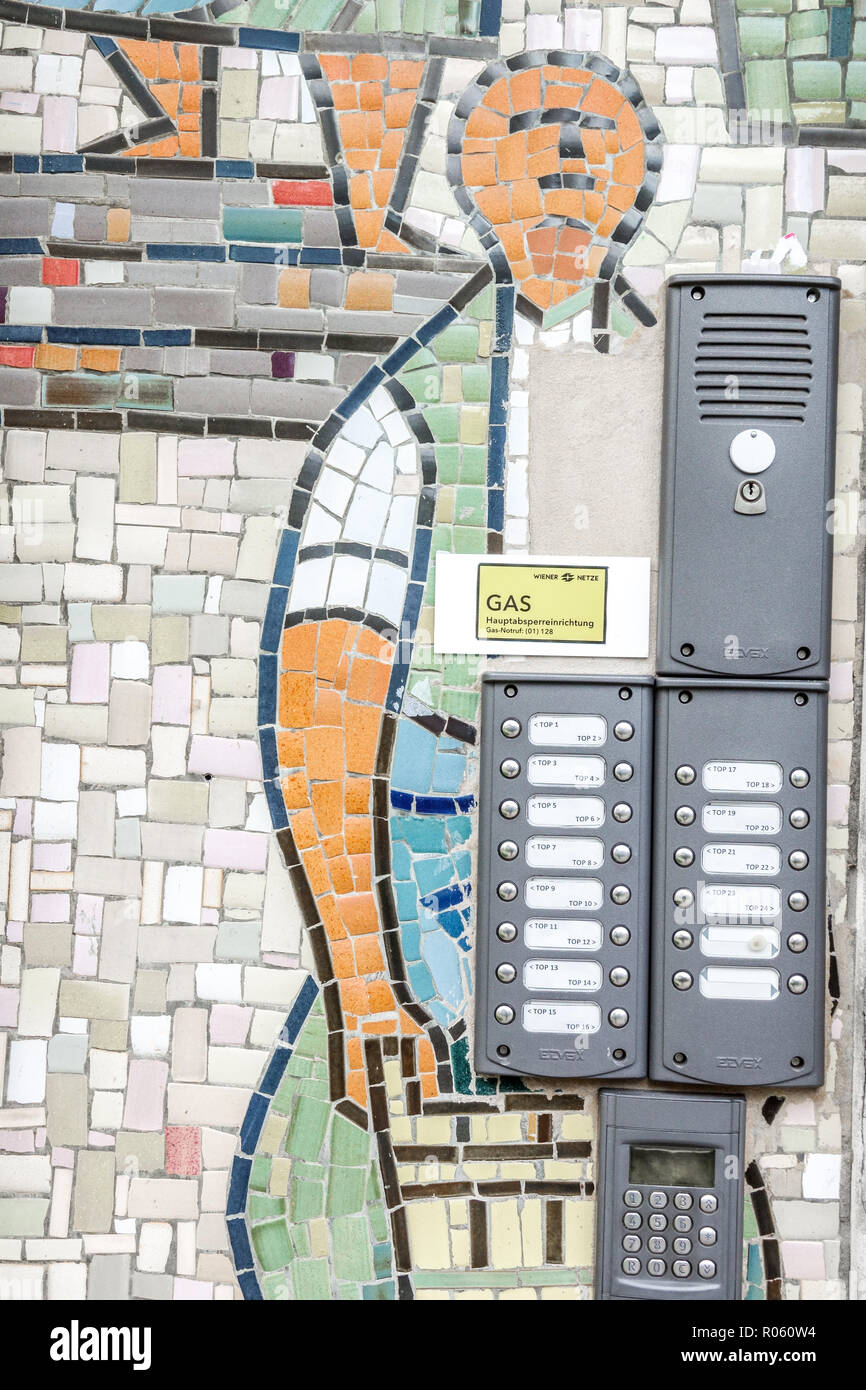 Vienna mosaico su una casa costruita dalla fine degli anni cinquanta, Austria, distrutto il mosaico Foto Stock