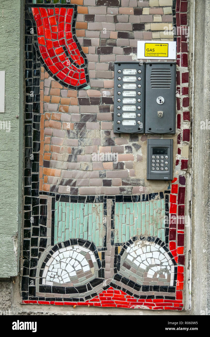 Vienna mosaico su una casa costruita dalla fine degli anni cinquanta, Austria, distrutto il mosaico Foto Stock