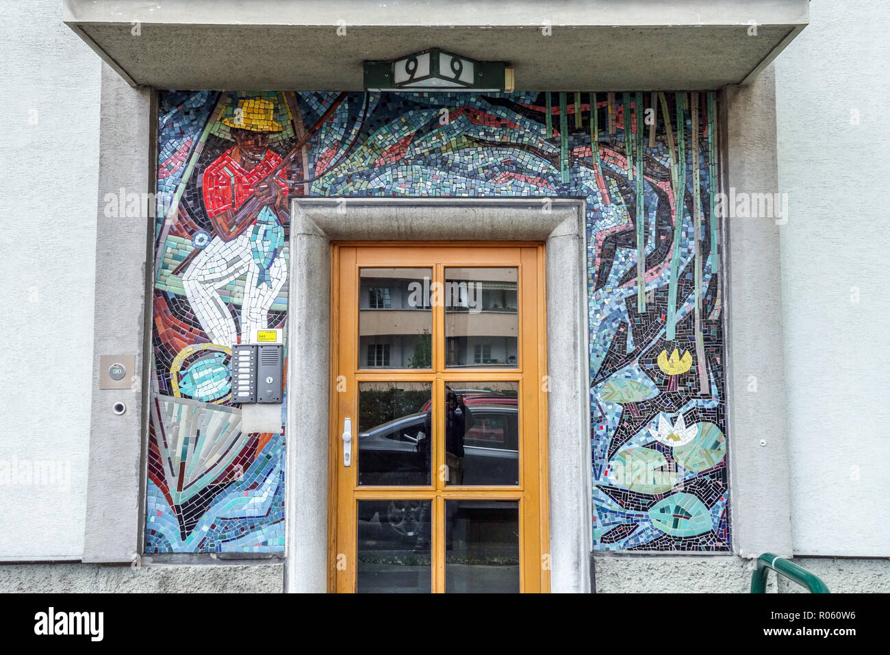 Vienna mosaico su una casa costruita dalla fine degli anni cinquanta, Austria Foto Stock