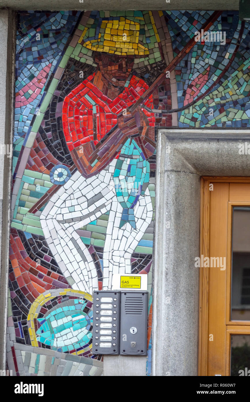 Vienna mosaico su una casa costruita dalla fine degli anni cinquanta, Austria, distrutto il mosaico Foto Stock