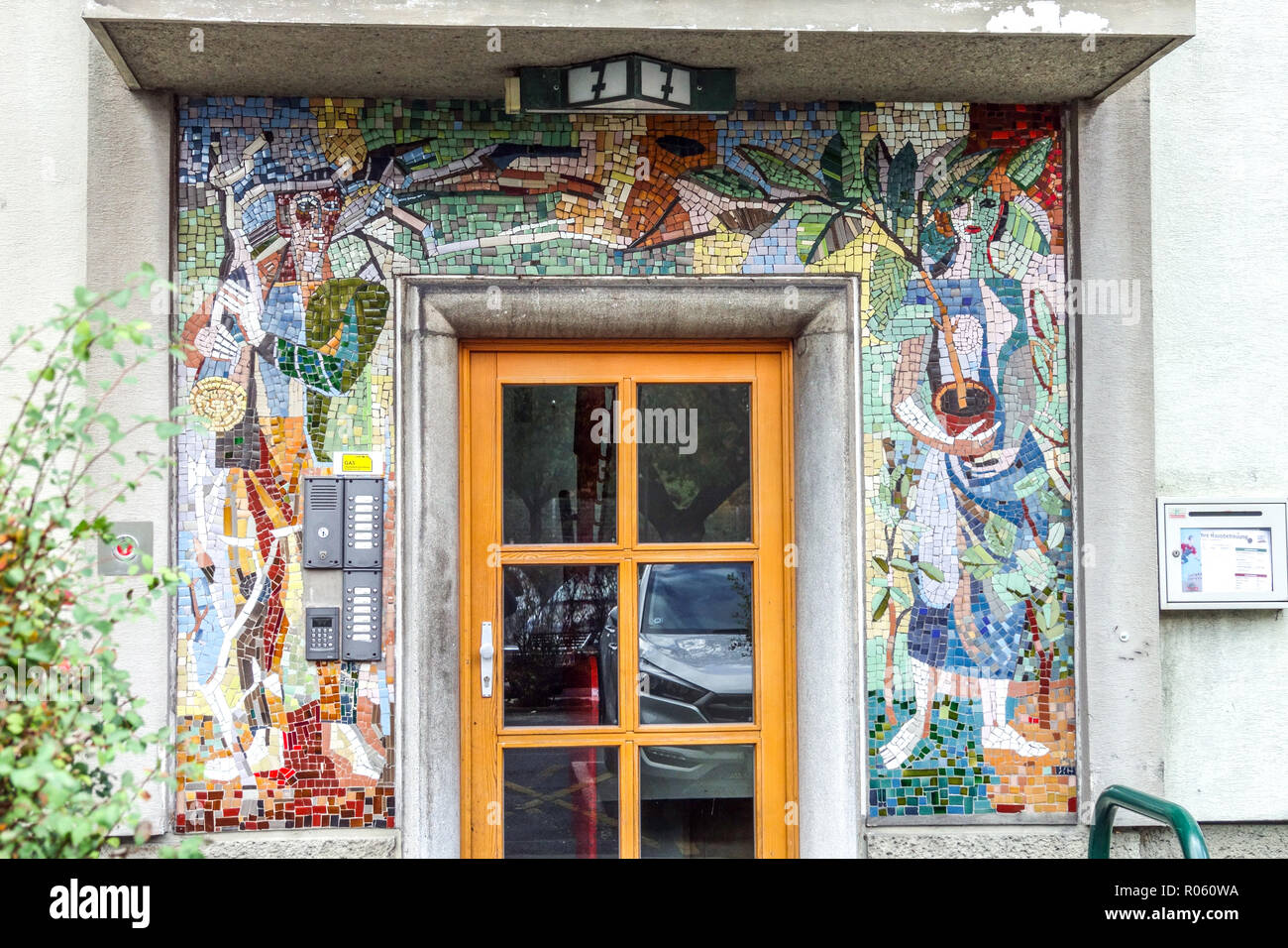 Vienna mosaico su una casa costruita dalla fine degli anni cinquanta, Austria Foto Stock