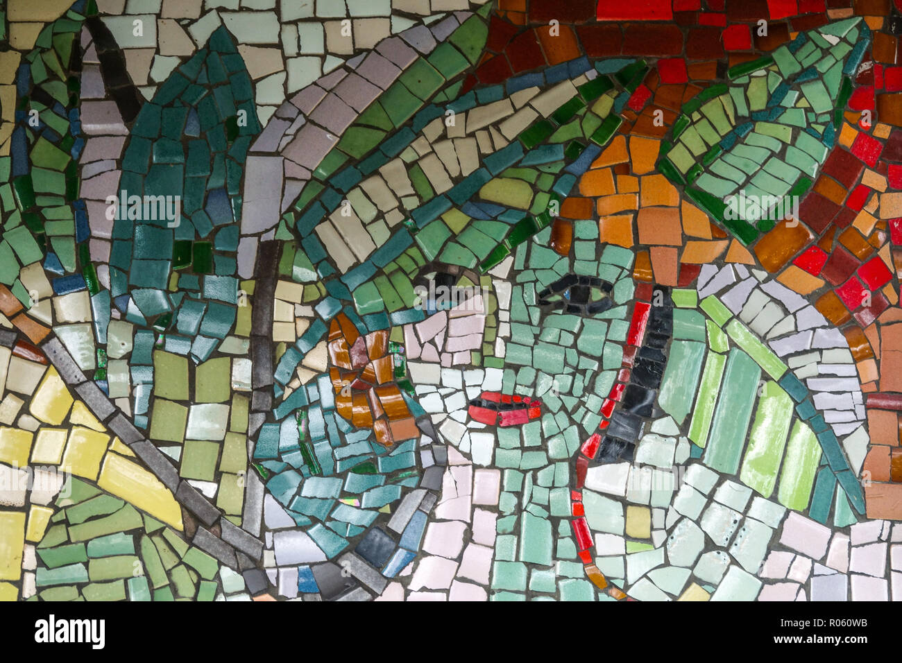 Donna a mosaico viennese su una casa costruita alla fine degli anni cinquanta, Austria Foto Stock