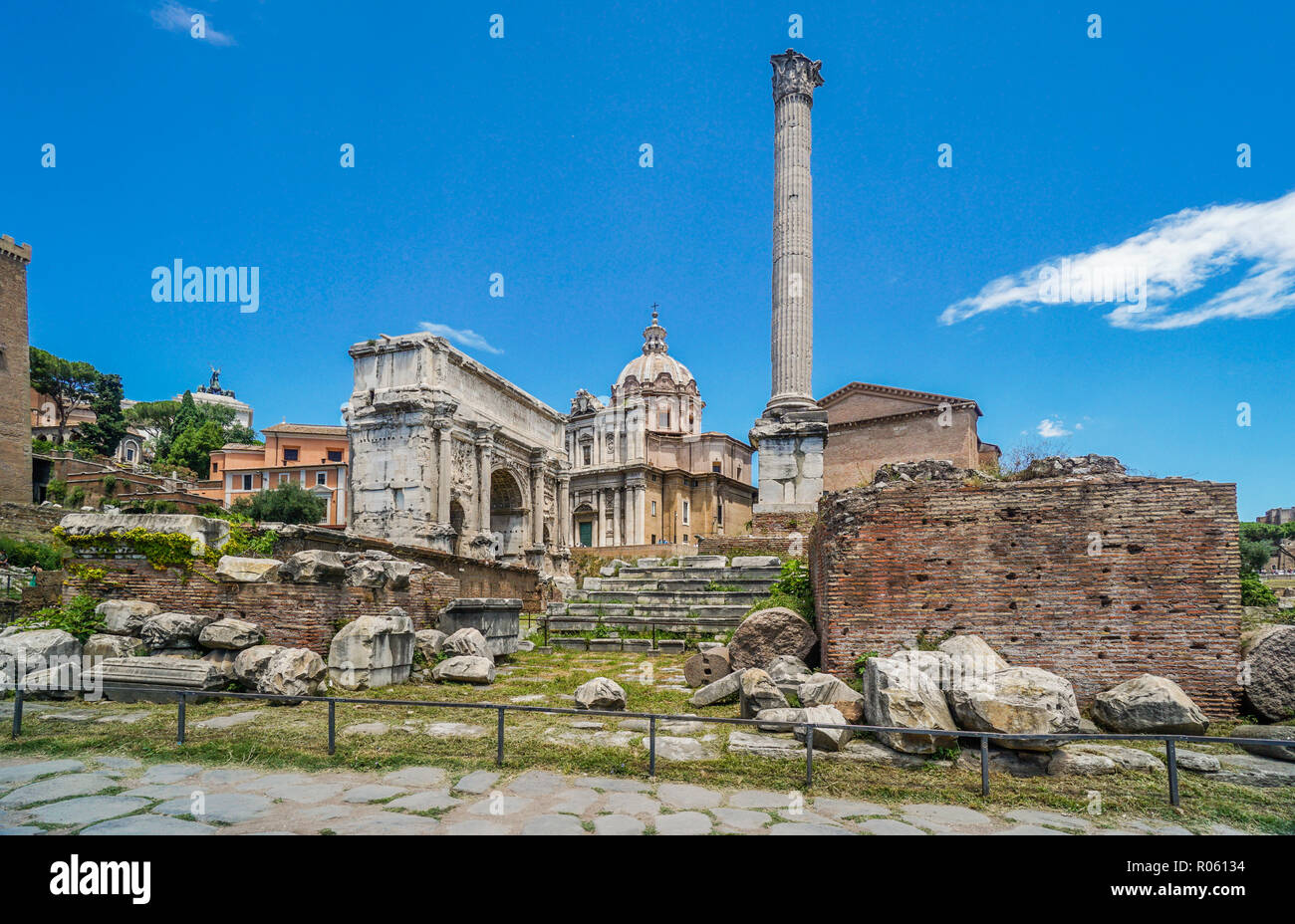 La piazza centrale del Foro Romano, la città antica di roma con vista della colonna di Phocas e l'arco trionfale di Settimio Severo, Roma, Italia Foto Stock