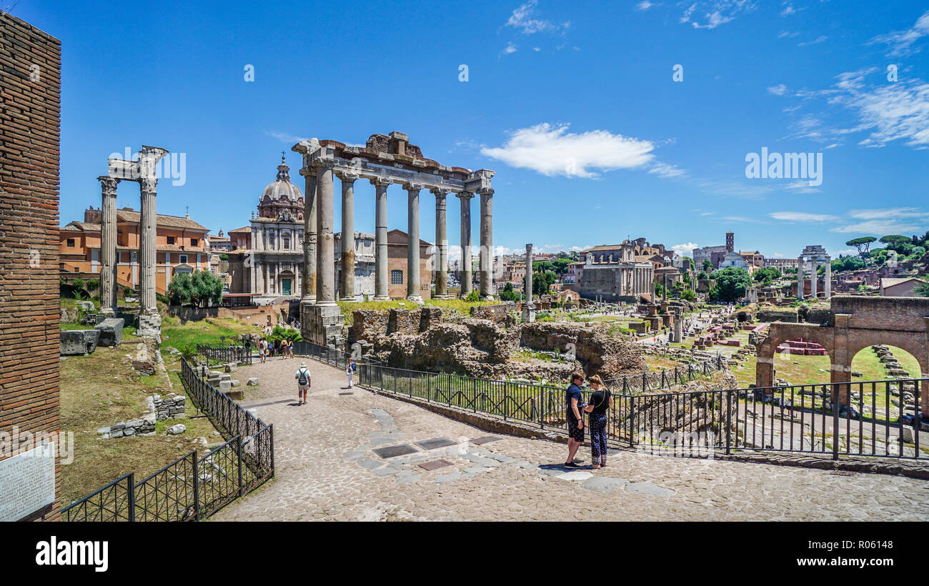 Rovine del tempio di Vespasiano e Tito e i restanti otto colonne del Tempio di Saturno al di sopra della piazza centrale di area del Foro Romano, t Foto Stock