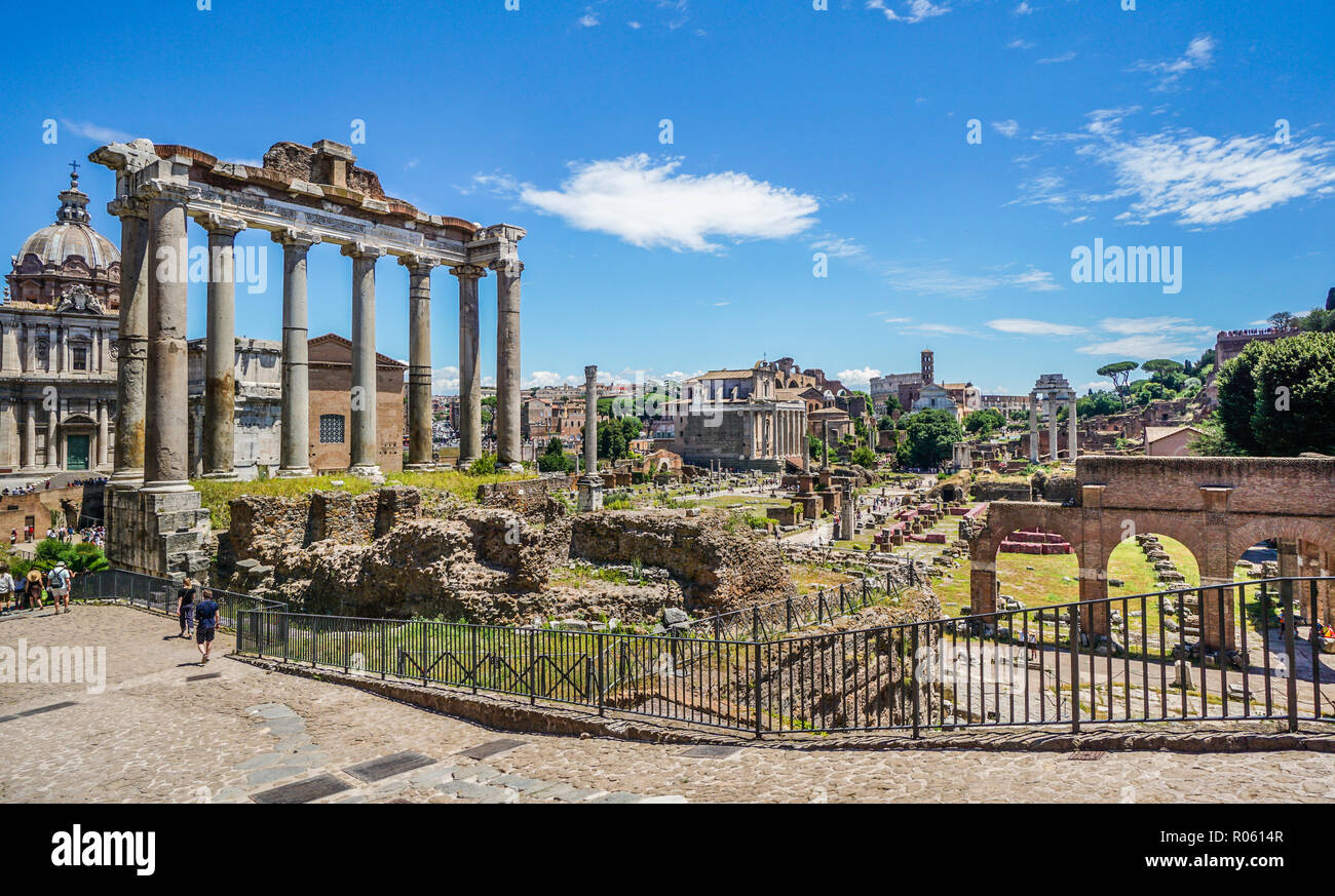 Rovine del tempio di Saturno al di sopra della piazza centrale di area del Foro Romano, la città antica di Roma, Italia Foto Stock