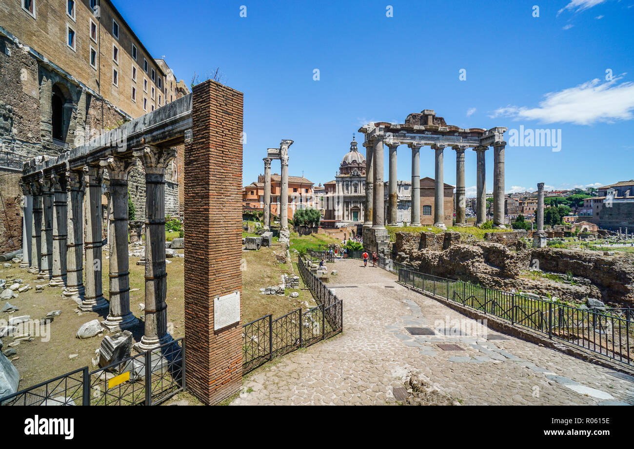 Porticus Deorum Consentium, il Portico della divinità armoniosa struttura antica vicino al Tempio di Saturno al Foro Romano, l'antica città di Foto Stock
