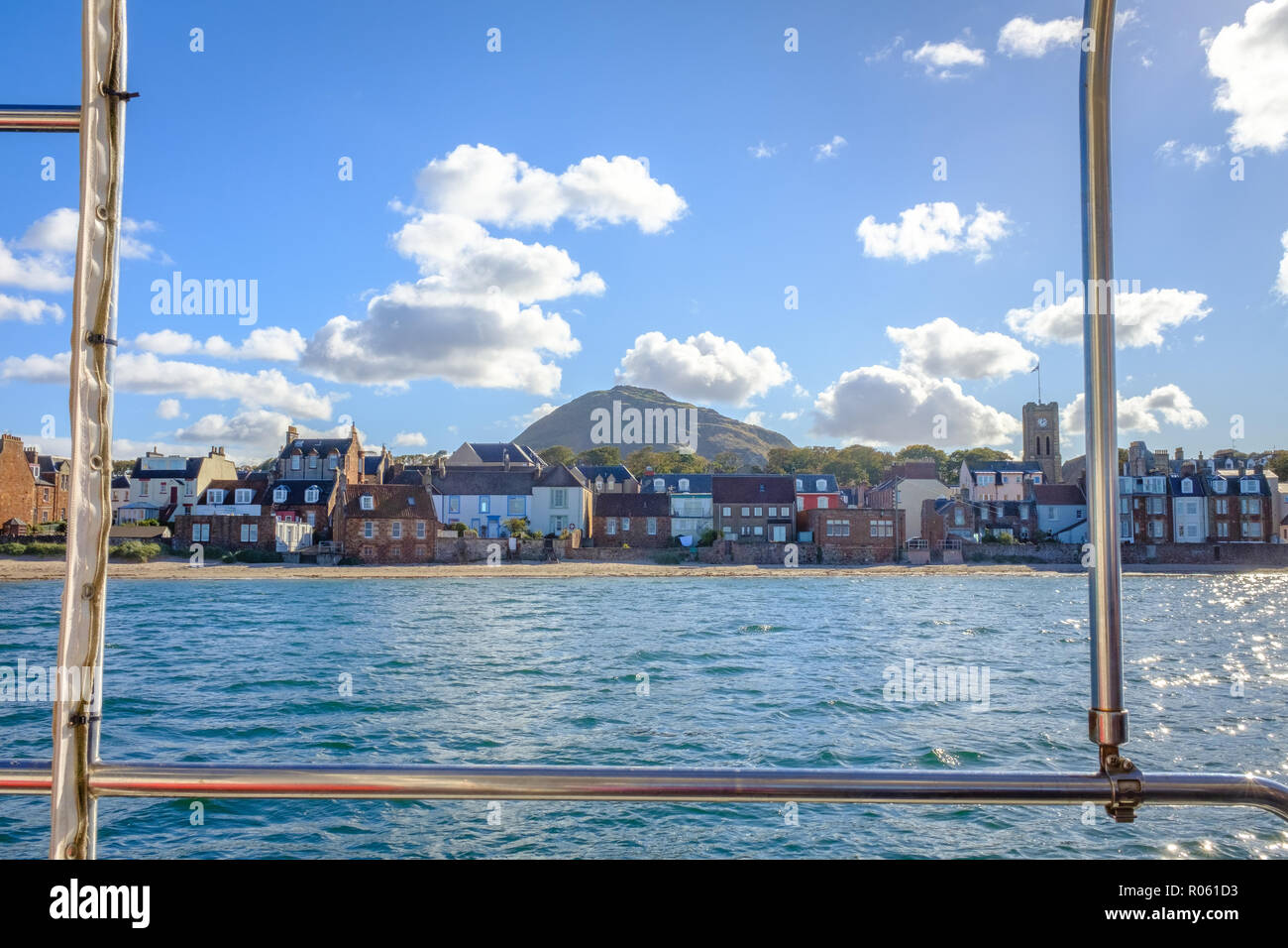 Vista dal mare di North Berwick legge una collina conica, tappo di origine vulcanica che si erge alle spalle della città di North Berwick, East Lothian, Scozia, Regno Unito Foto Stock