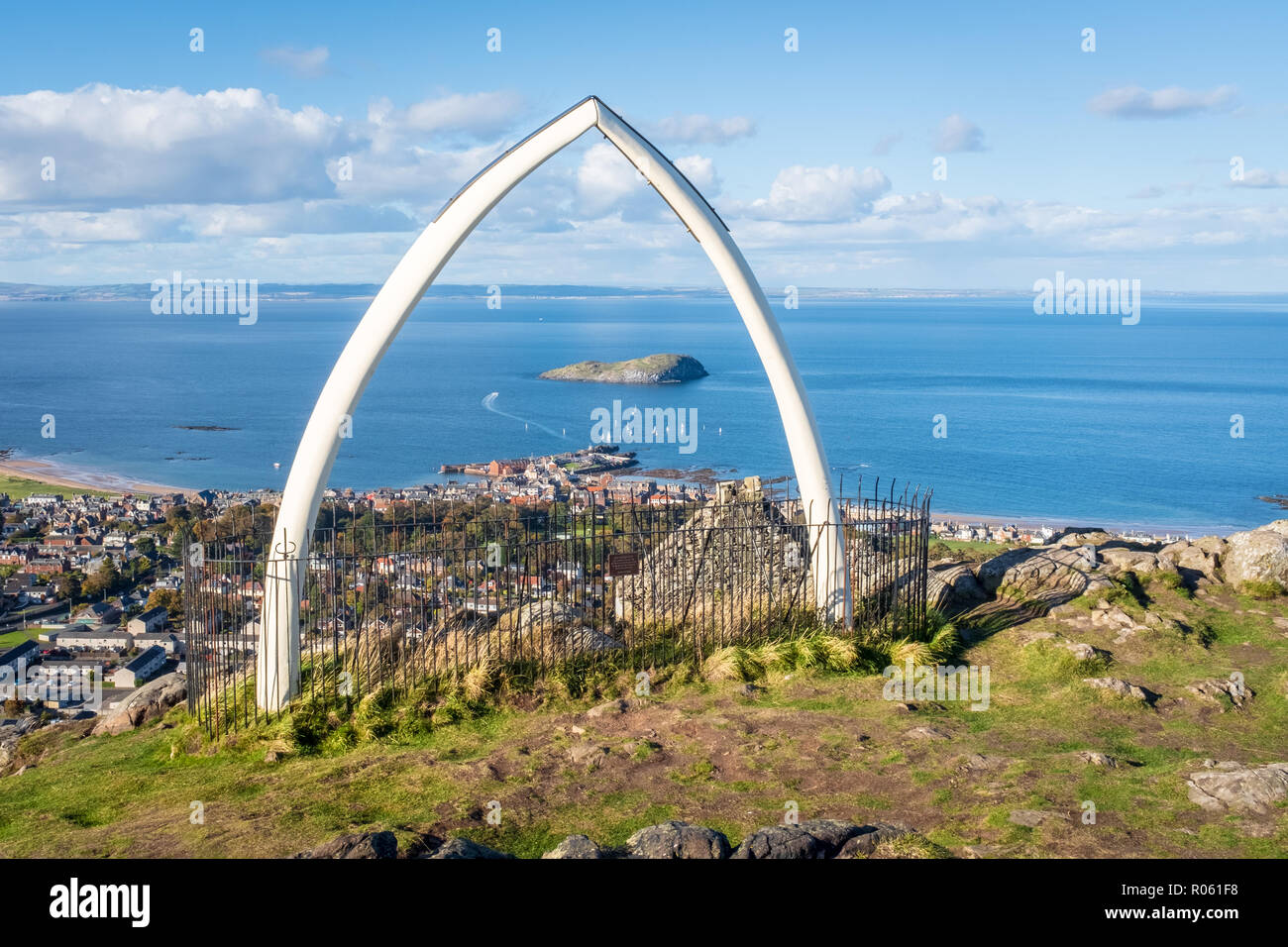 In alto di North Berwick, Legge sulla giornata di sole, vista attraverso la balena osso mandibolare a Bass Rock e il Firth of Forth, North Berwick, East Lothian, Scozia, Foto Stock