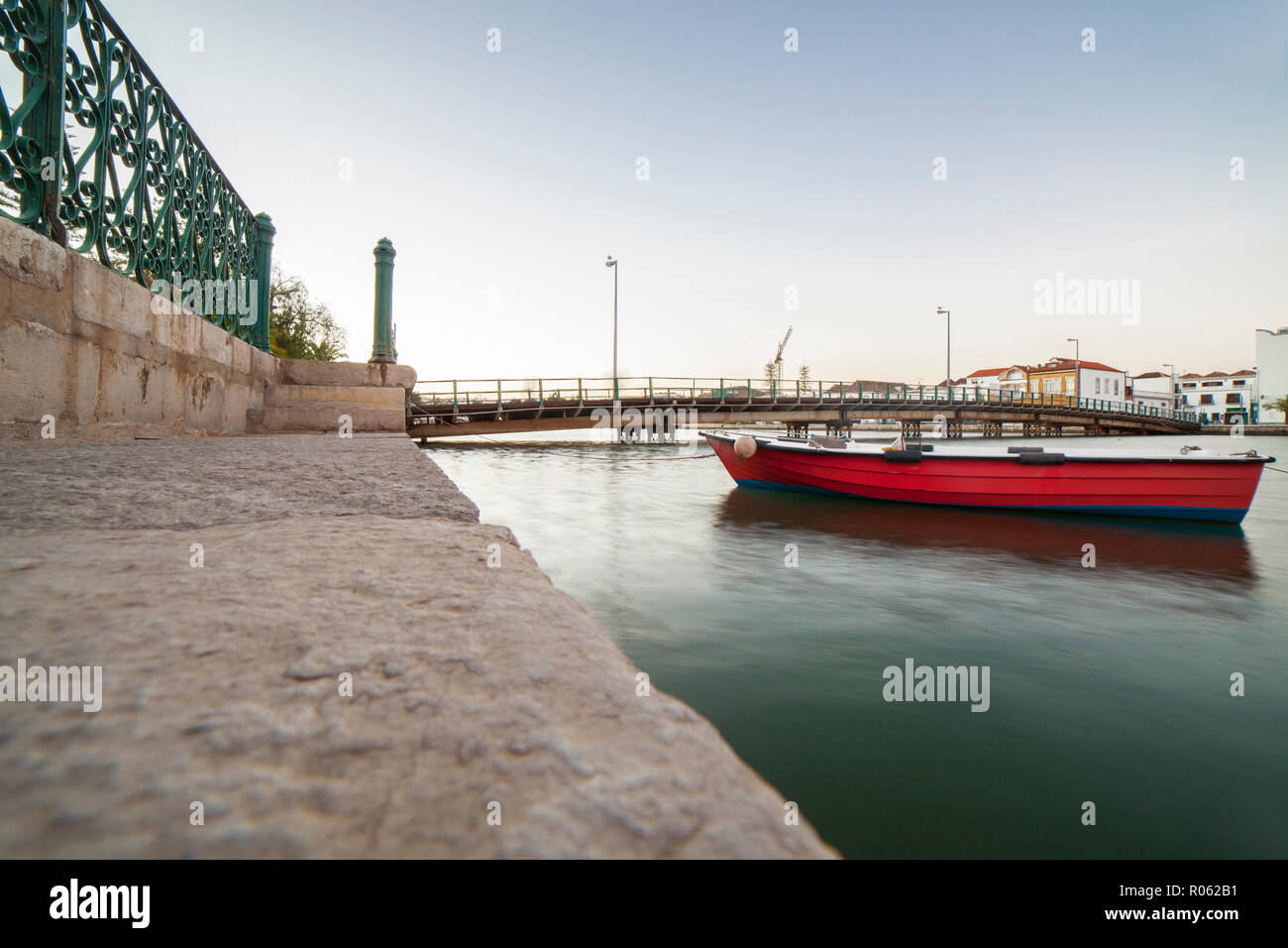 Rosso barca da pesca al posto barca vicino a Tavira down town, Algarve, PORTOGALLO Foto Stock