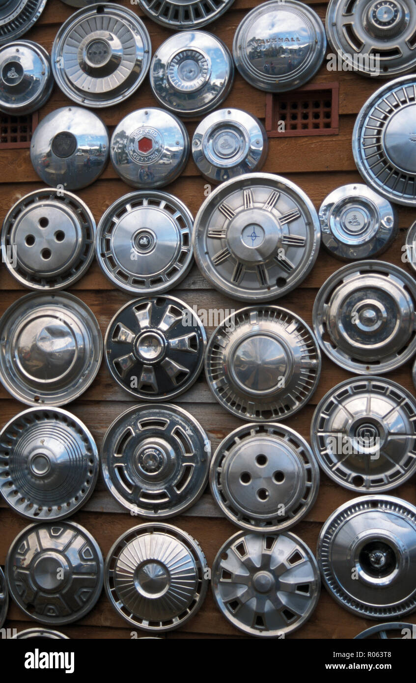 FILE DI TAPPI PER CERCHI AUTO ASSORTITI IN VENDITA IN UN PICCOLO NEGOZIO DI RICAMBI AUTO A QUEENSLAND, AUSTRALIA. Foto Stock