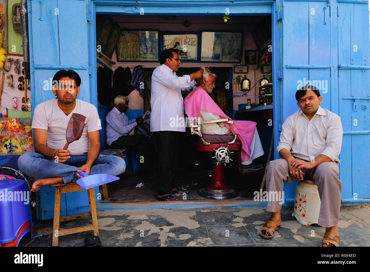 Le facce di un popolo indiano e il venditore ambulante lungo la strada di Manda, India. Foto Stock