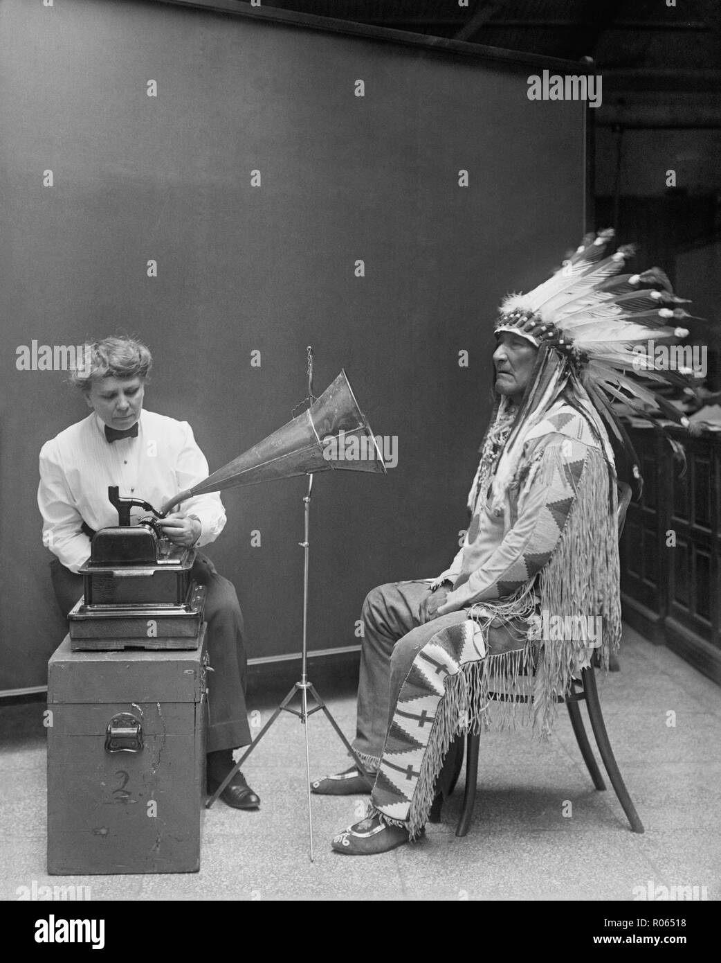 FRANCES DENSMORE (1867-1957) antropologo americano qui la registrazione Blackfoot leader tribali capo di montagna nel 1916 per l'Ufficio di presidenza di Etnologia americana Foto Stock