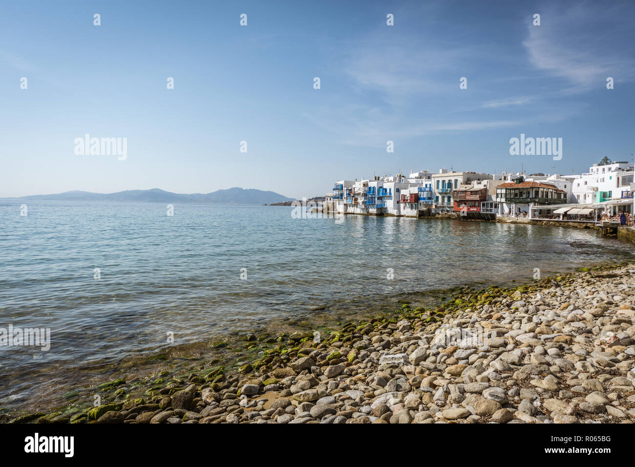 A piedi attorno a Mykonos, tra i vecchi mulini, spiagge, mare Foto Stock