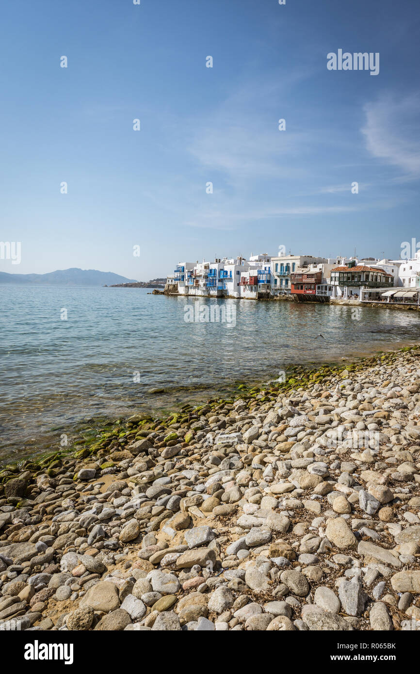 A piedi attorno a Mykonos, tra i vecchi mulini, spiagge, mare Foto Stock