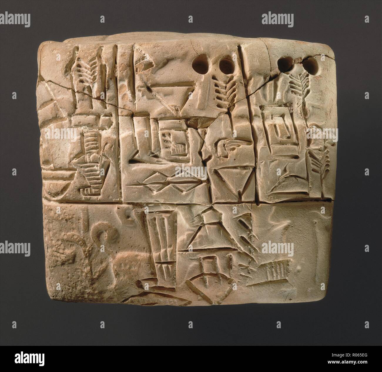 6369. Inizio tavoletta cuneiforme con impressione di scena di caccia, Uruk III style dating c. 3100-2900 A.C. Foto Stock