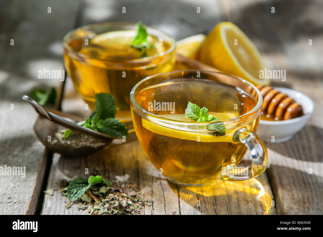 Estate tea - tea cups su legno rustico sfondo con sfumature di foglie - Giardino e spazio di copia Foto Stock