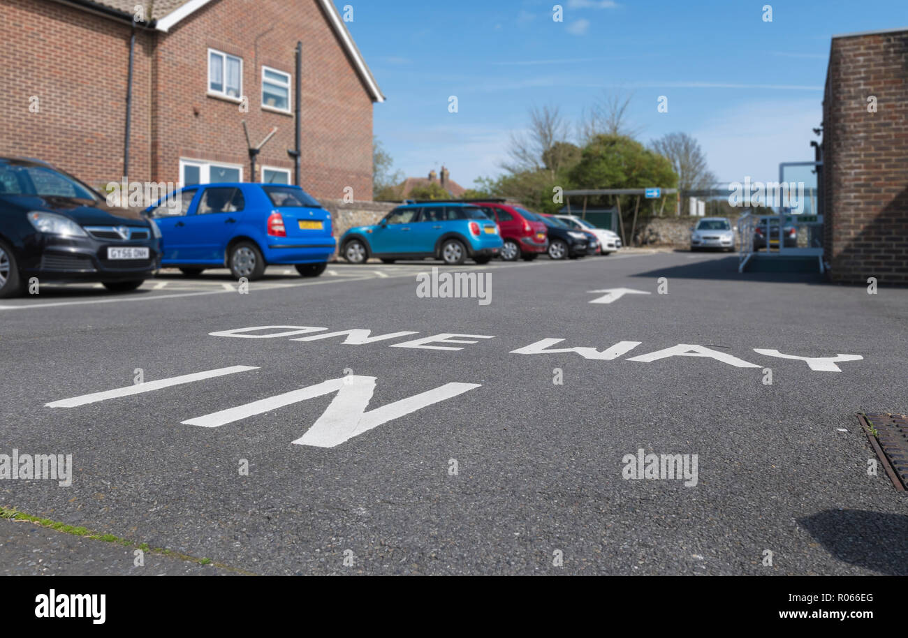 Un modo di segno dipinto sulla strada all'entrata di un parcheggio nel Regno Unito. Foto Stock