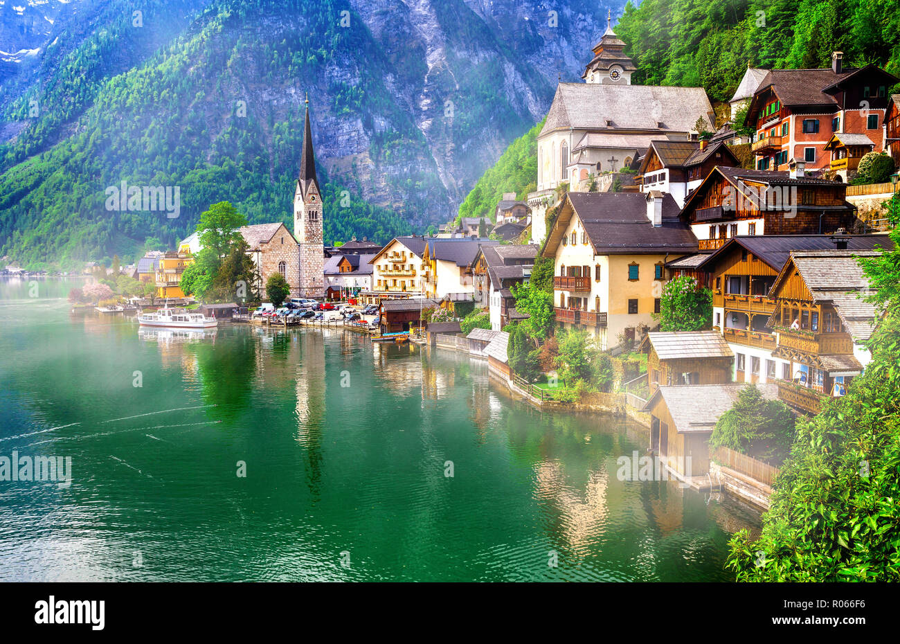 Bellissimo villaggio di Hallstatt,vista con case tradizionali e il lago,l'Austria. Foto Stock
