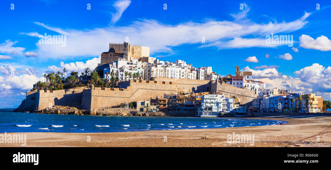 Impressionante Peniscola village,vista con vecchio castello,case tradizionali e mare,Castellon provincia,Spagna. Foto Stock